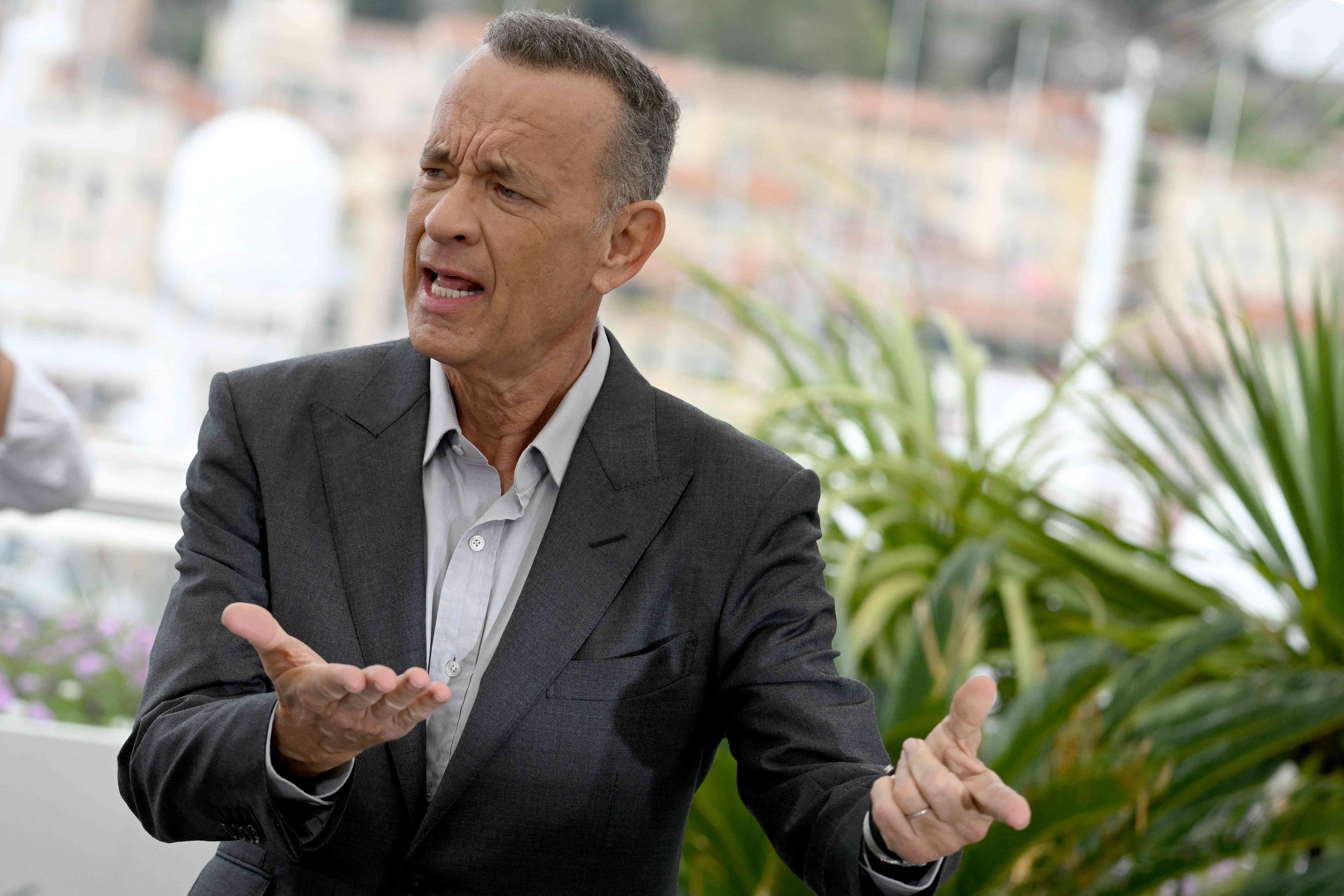 Image - Unkontrolliertes Händezittern: Fans in großer Sorge um Hollywood-Superstar Tom Hanks!
