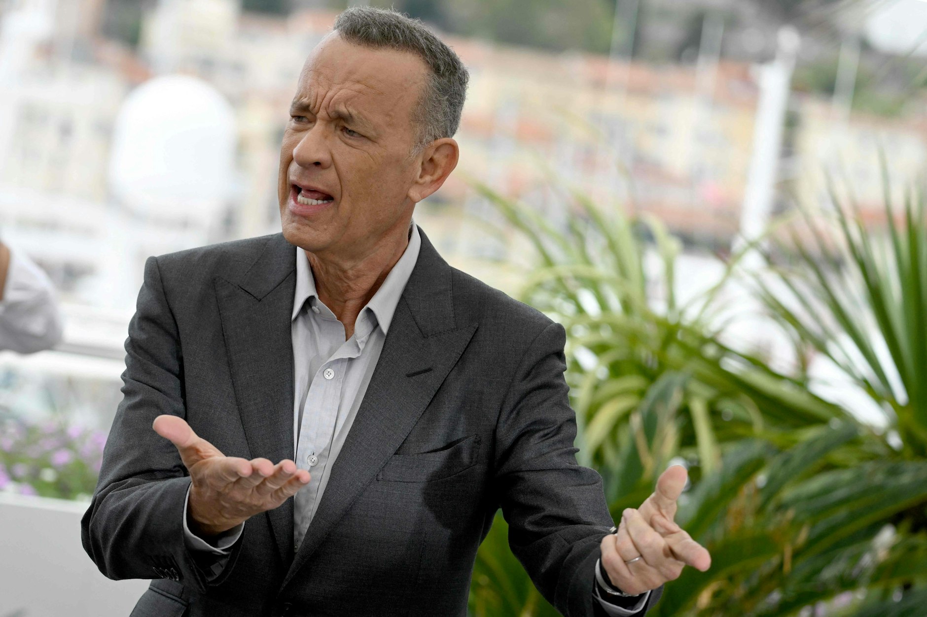 Tom Hanks bewirbt „Elvis“ in Cannes.