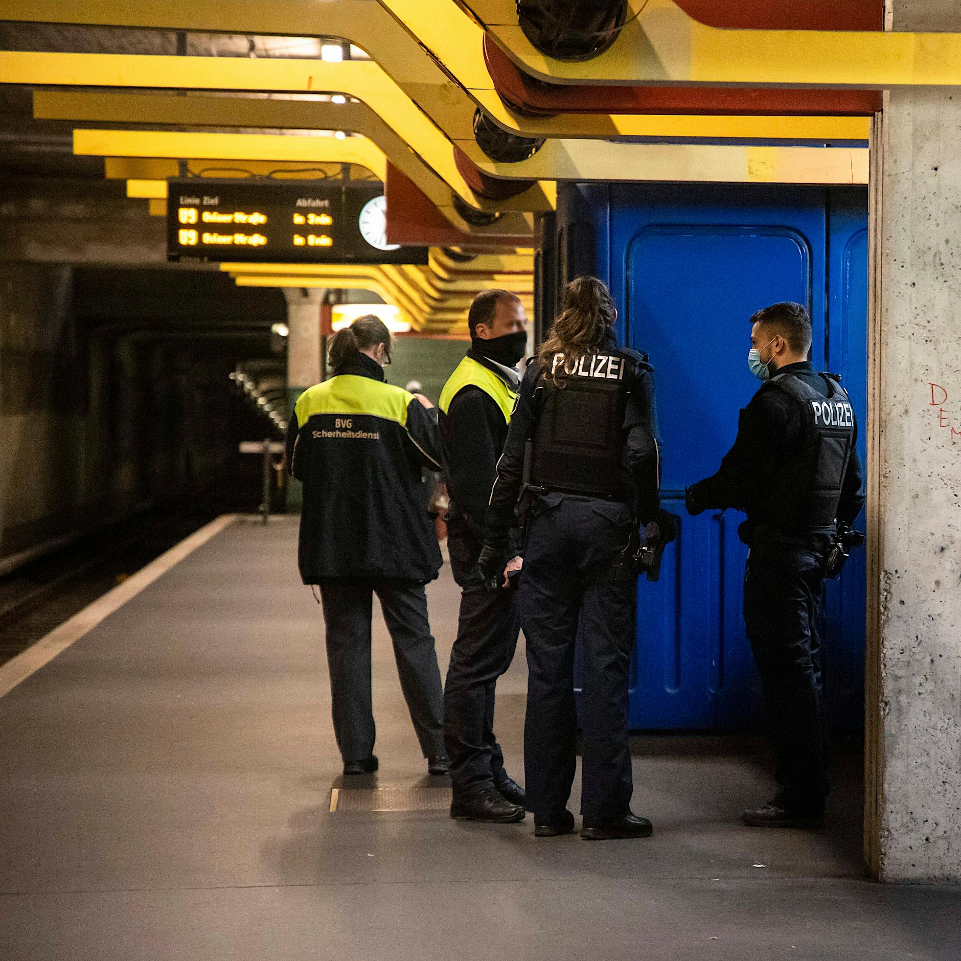 Gewalt in Berliner U-Bahn: Mann homophob beleidigt und geschlagen