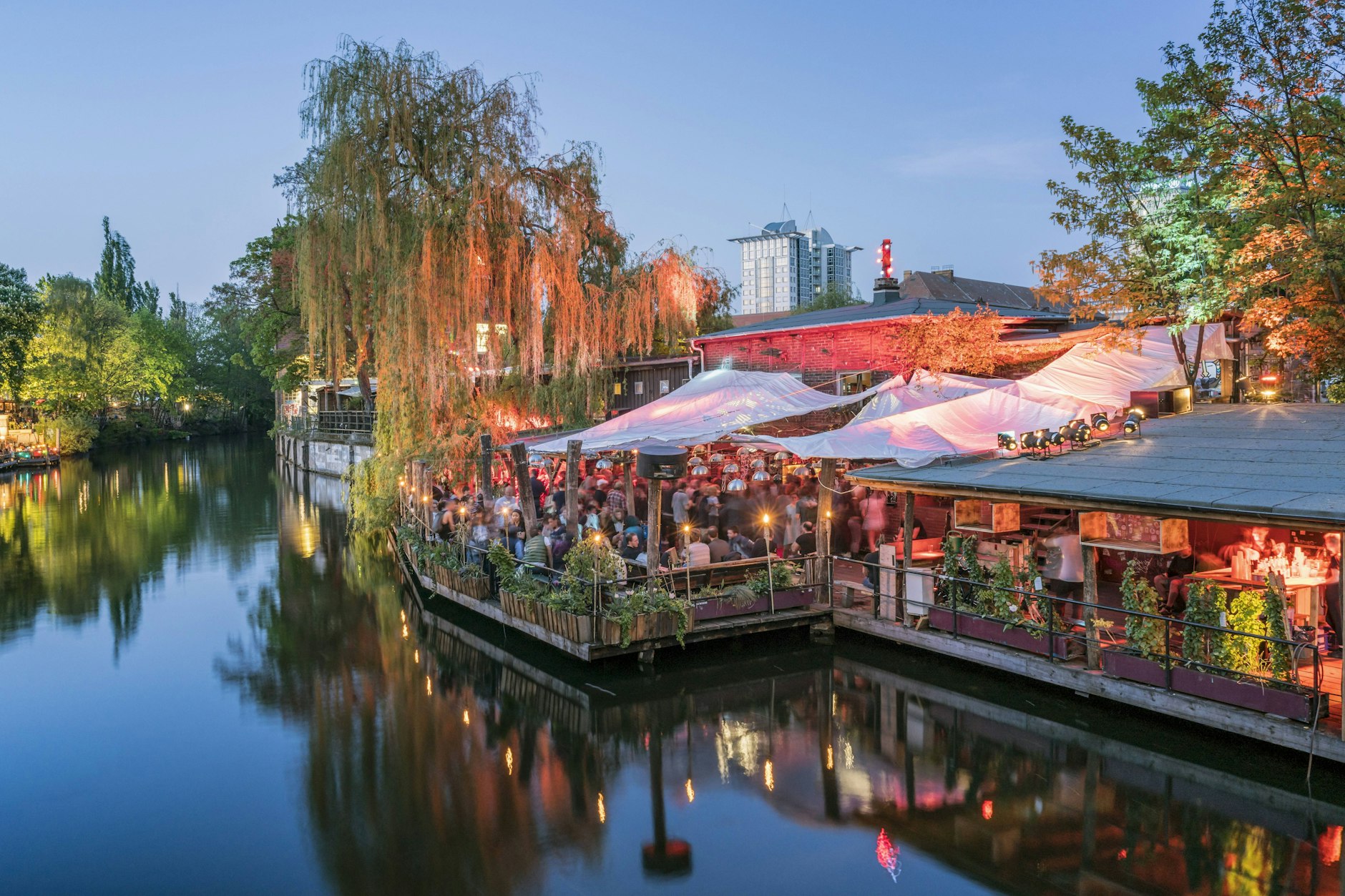 Am Kreuzberger Ufer wird es besonders in den Abendstunden romantisch.
