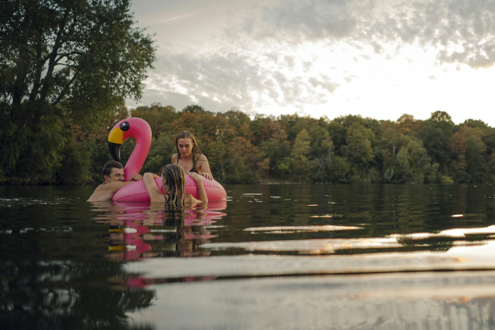 Sieht aus wie Kindergartenausflug an den Badesee: Wer erwachsen ist, sollte aufblasbare Tiere zu Hause lassen.