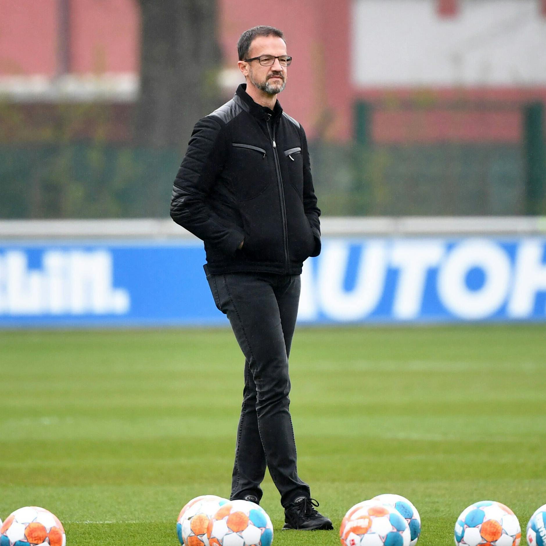 1. FC Union im Vorteil: Hertha-Boss Fredi Bobic hängt in der 40-Millionen-Warteschleife