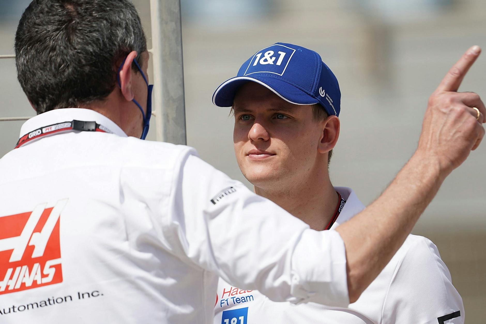 Haas-Teamchef Günther Steiner gestikuliert in der Diskussion mit Mick Schumacher ziemlich eindeutig mit dem Finger.