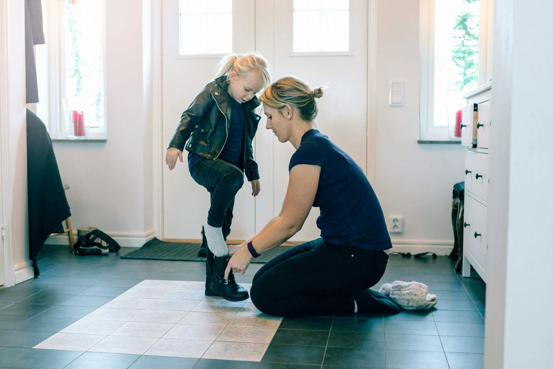 Täglich tausend Dinge zu tun: Mutter mit Kind