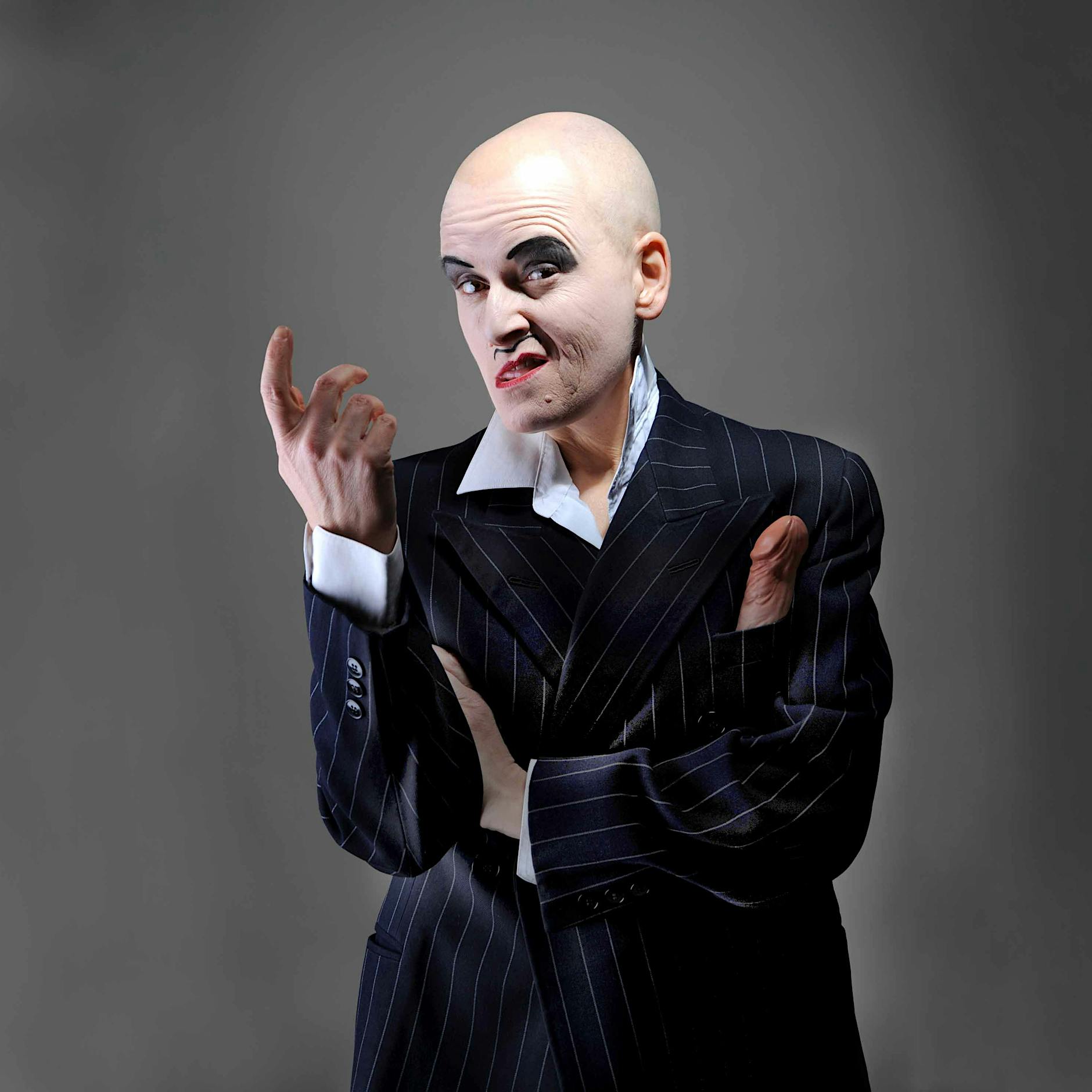 Im Theater wollen sie Glimmer und Glitzer, aber der Sohn darf nicht schwul sein