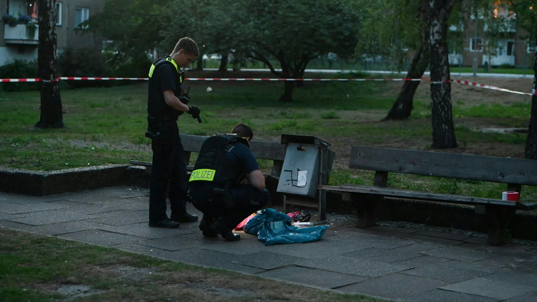 Ermittler sichern Spuren am Tatort.