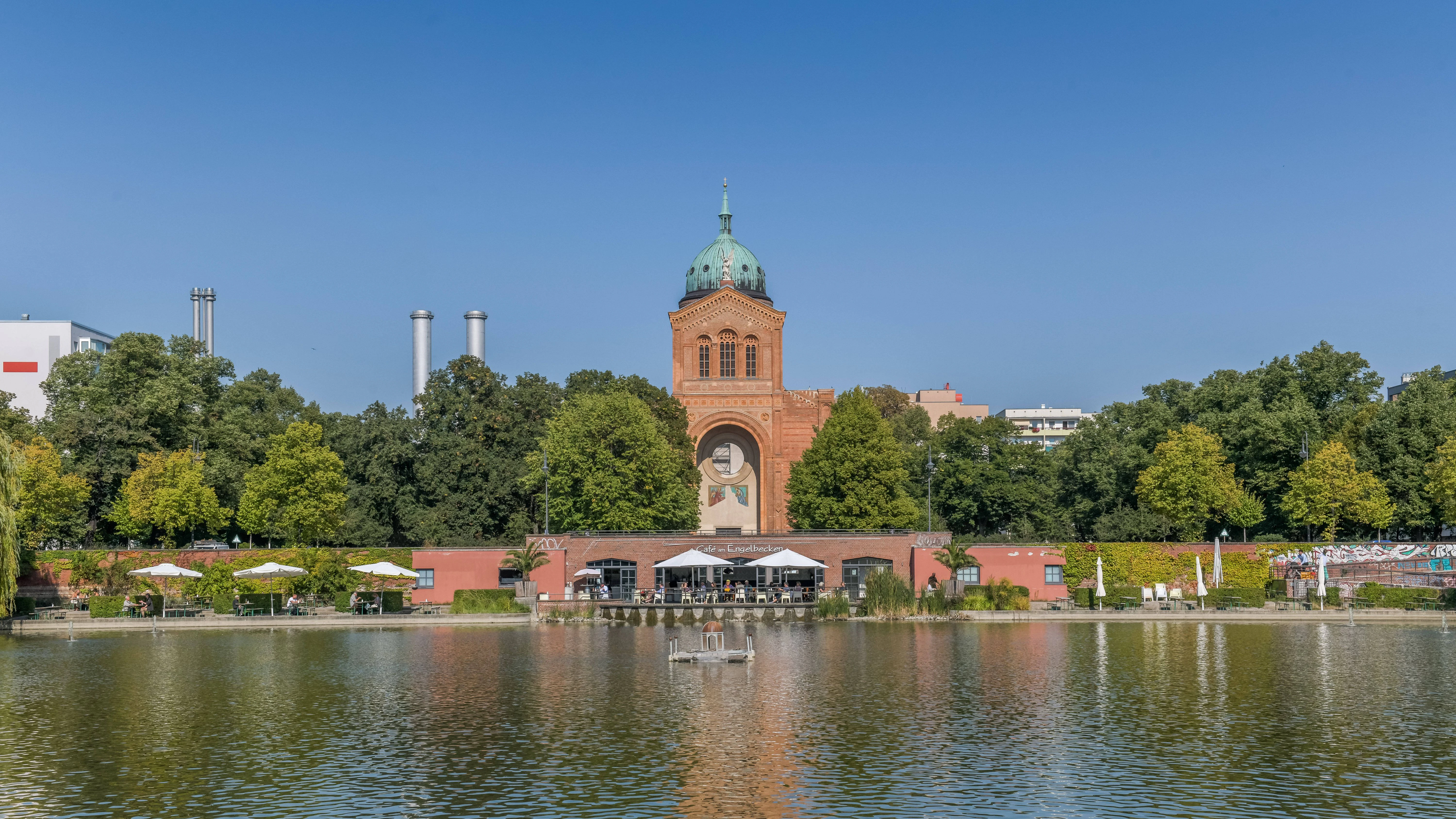 Kirche, Wasser, Gastronomie: Am Engelbecken kann man sich im Sommer eine Auszeit nehmen.