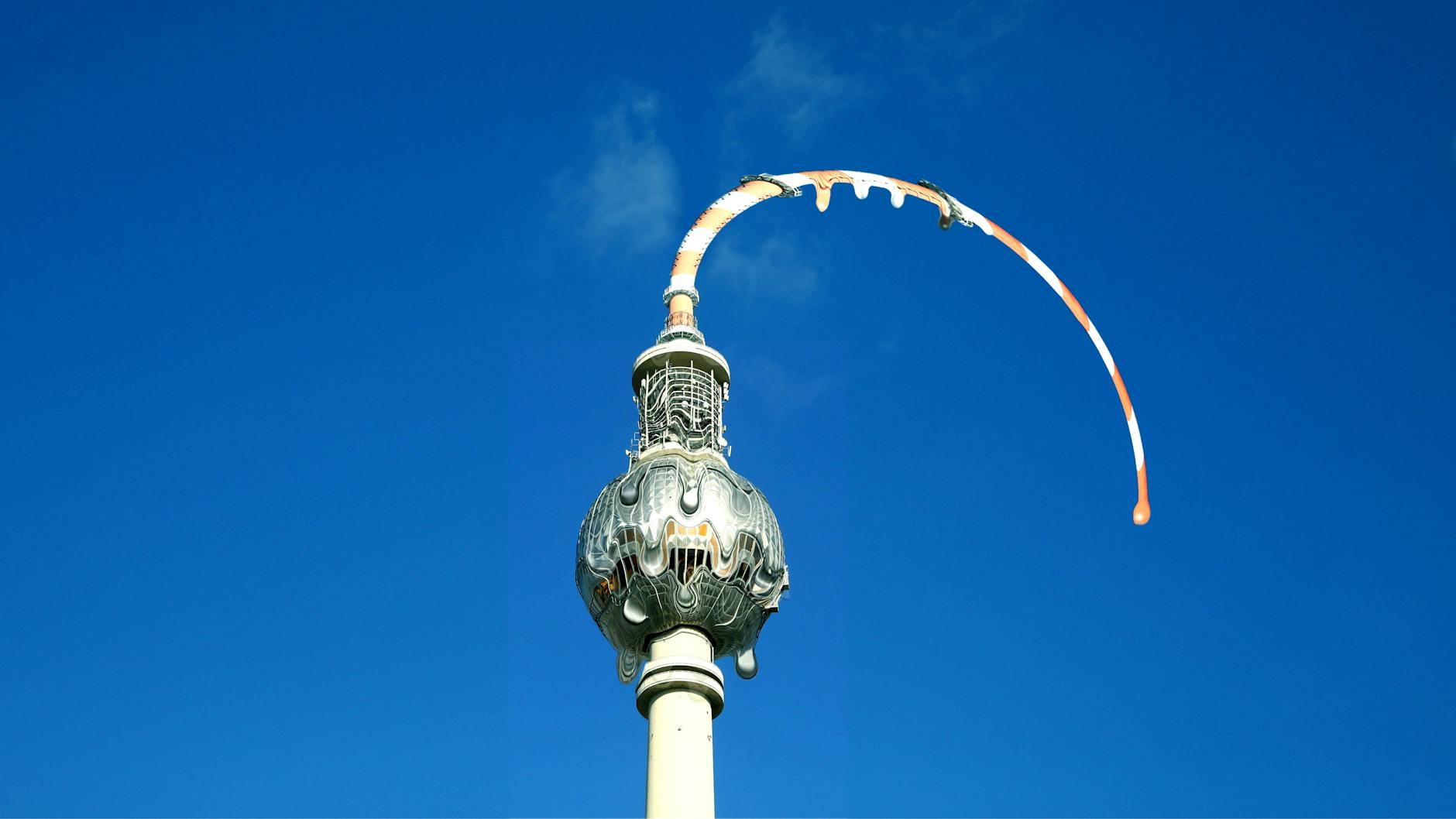 Am Wochenende soll es in Berlin über 35 Grad geben, das mag wohl auch der Fernsehturm nicht.
