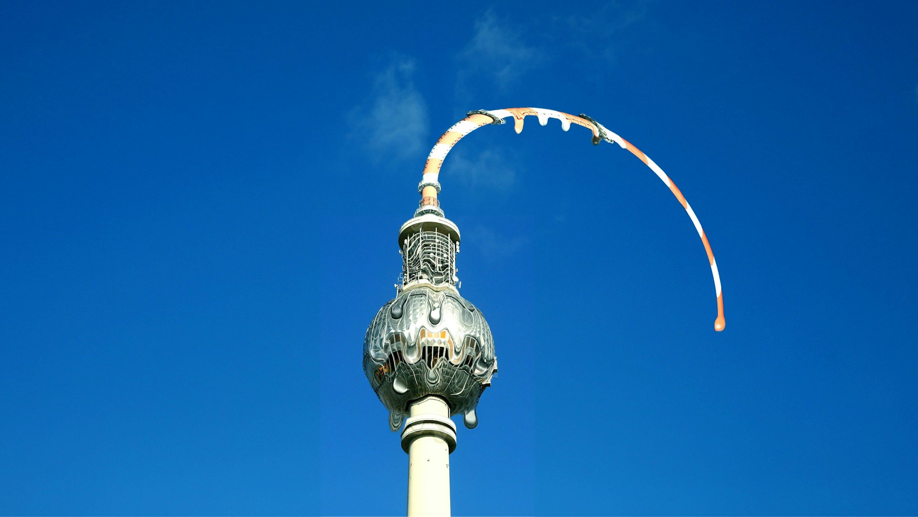 Am Wochenende soll es in Berlin über 35 Grad geben, das mag wohl auch der Fernsehturm nicht.