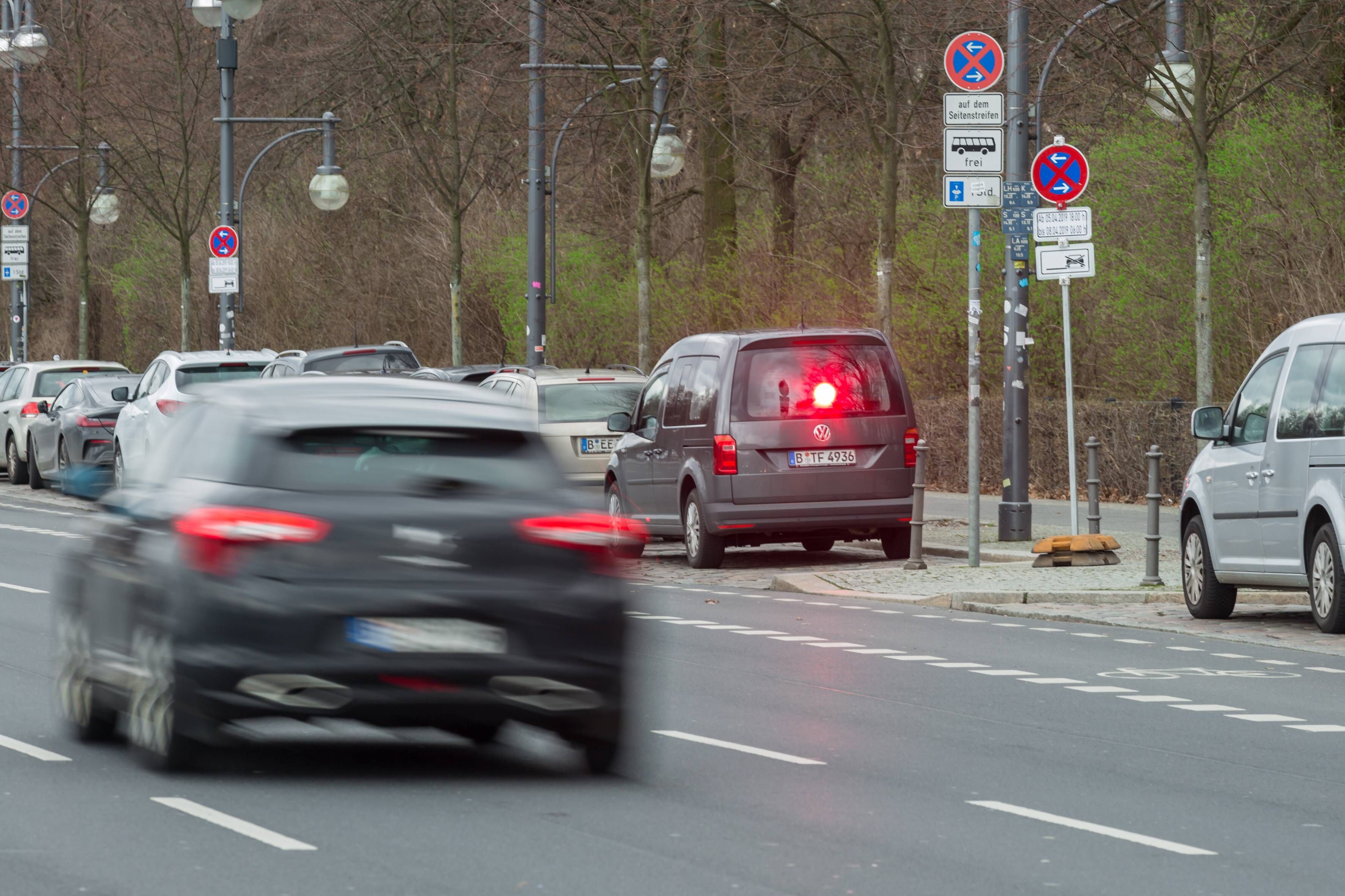 Image - Wer einem Blitzer den Stinkefinger zeigt, muss ein Wahnsinns-Bußgeld zahlen – was sonst Beleidigungen im Straßenverkehr kosten
