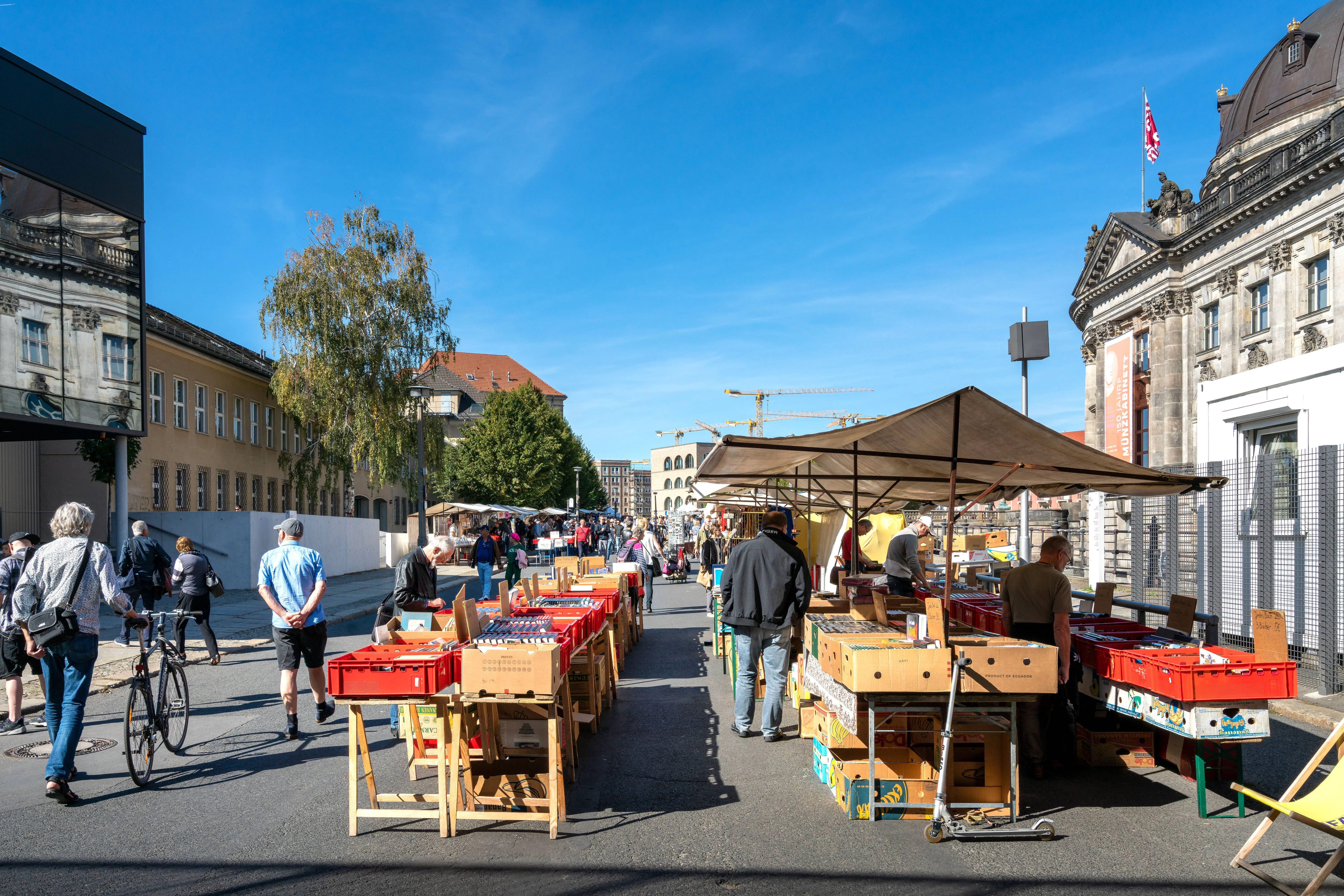 Unter den Augen der Nofretete und mit Blick aufs Weltkulturerbe: der Kunstmarkt an der Museumsinsel.