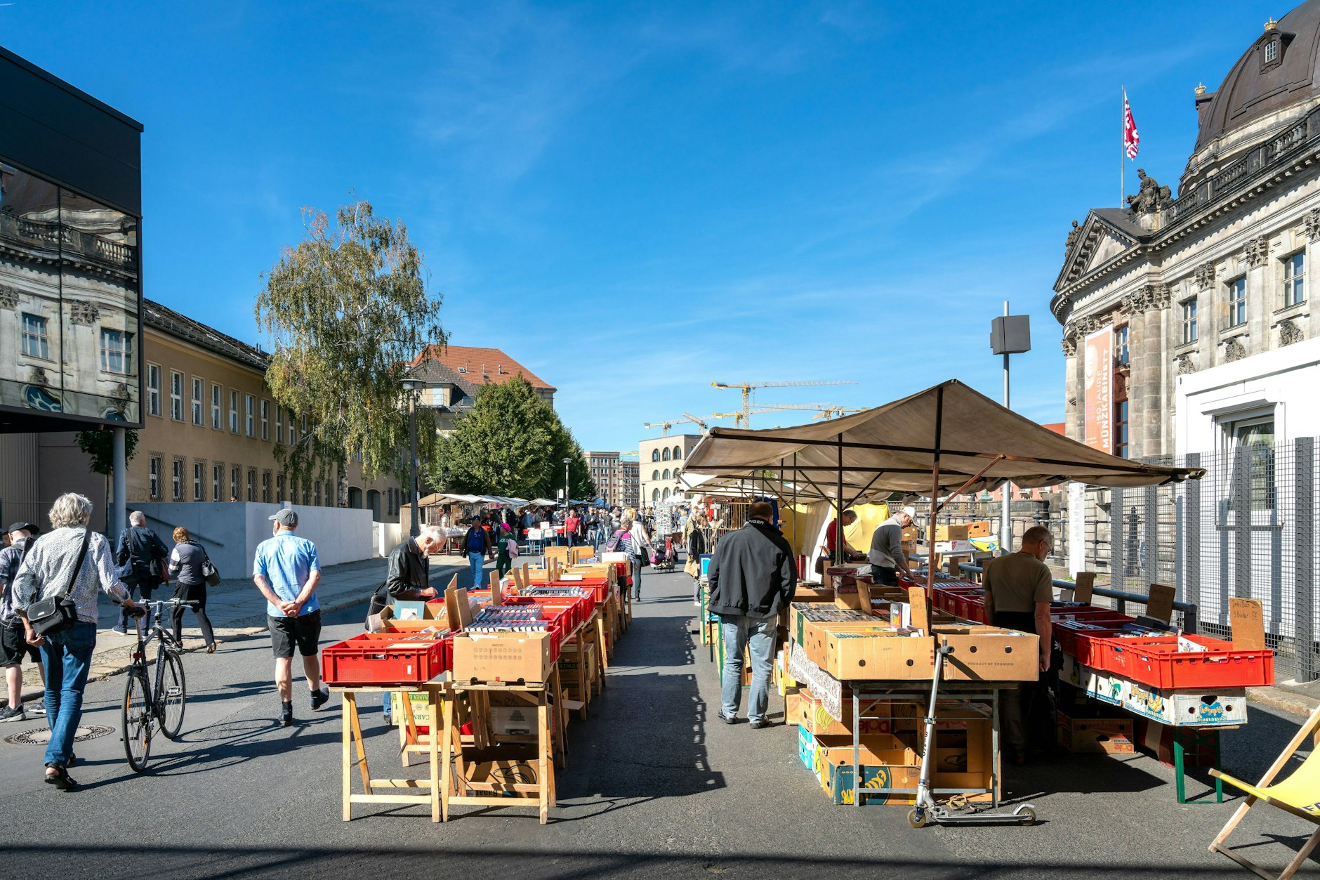 Unter den Augen der Nofretete und mit Blick aufs Weltkulturerbe: der Kunstmarkt an der Museumsinsel.