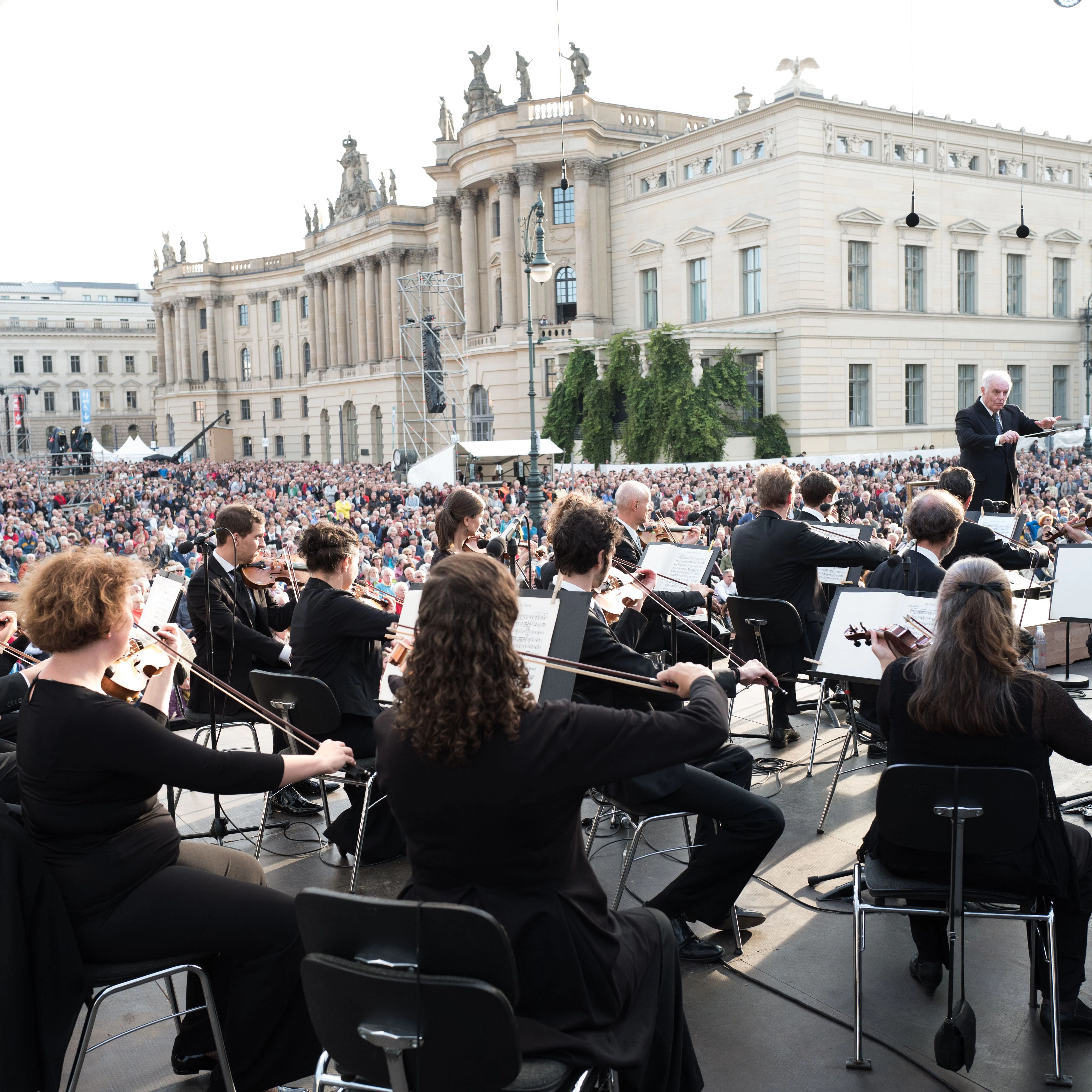 Die Staatskapelle beim „Staatsoper für alle“-Konzert 2017. Wie auch dieses Jahr&nbsp;auf dem Bebelplatz und&nbsp;unter der Leitung von Daniel Barenboim.