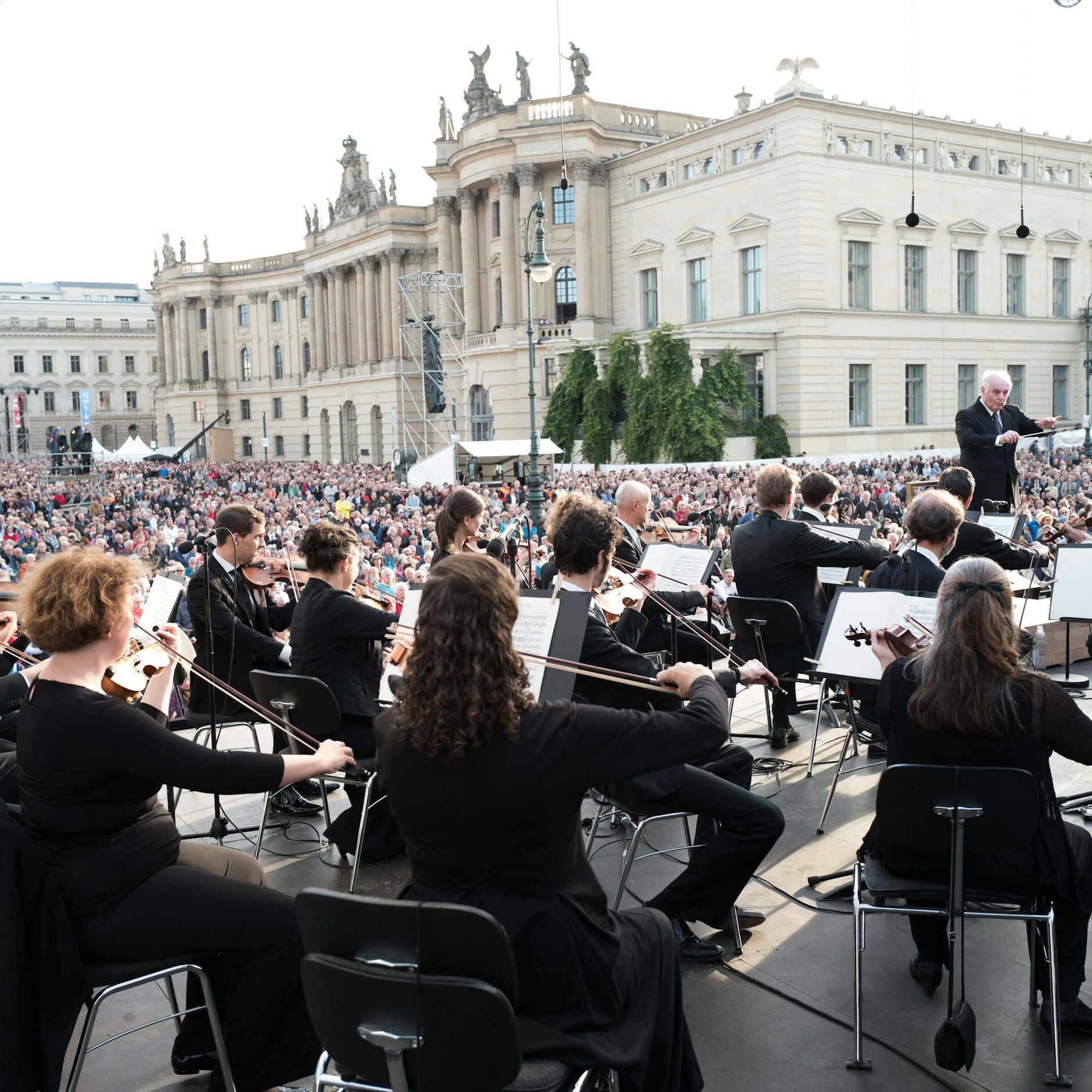 Die Staatskapelle beim „Staatsoper für alle“-Konzert 2017. Wie auch dieses Jahr&nbsp;auf dem Bebelplatz und&nbsp;unter der Leitung von Daniel Barenboim.
