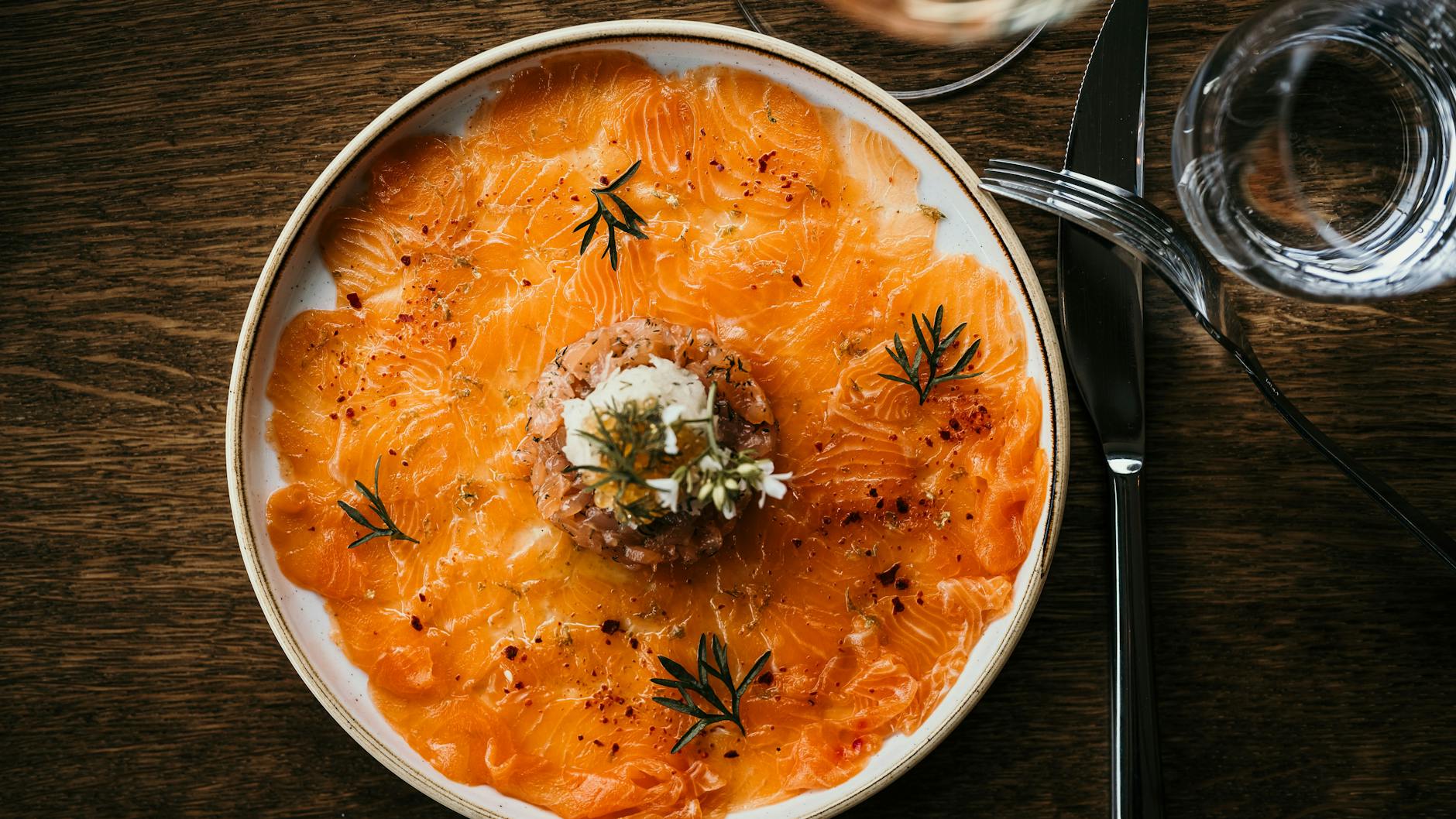 Carpaccio von der Fjordforelle: Sommerlich leicht präsentiert sich das gesamte Ambiente in der Hafenküche.