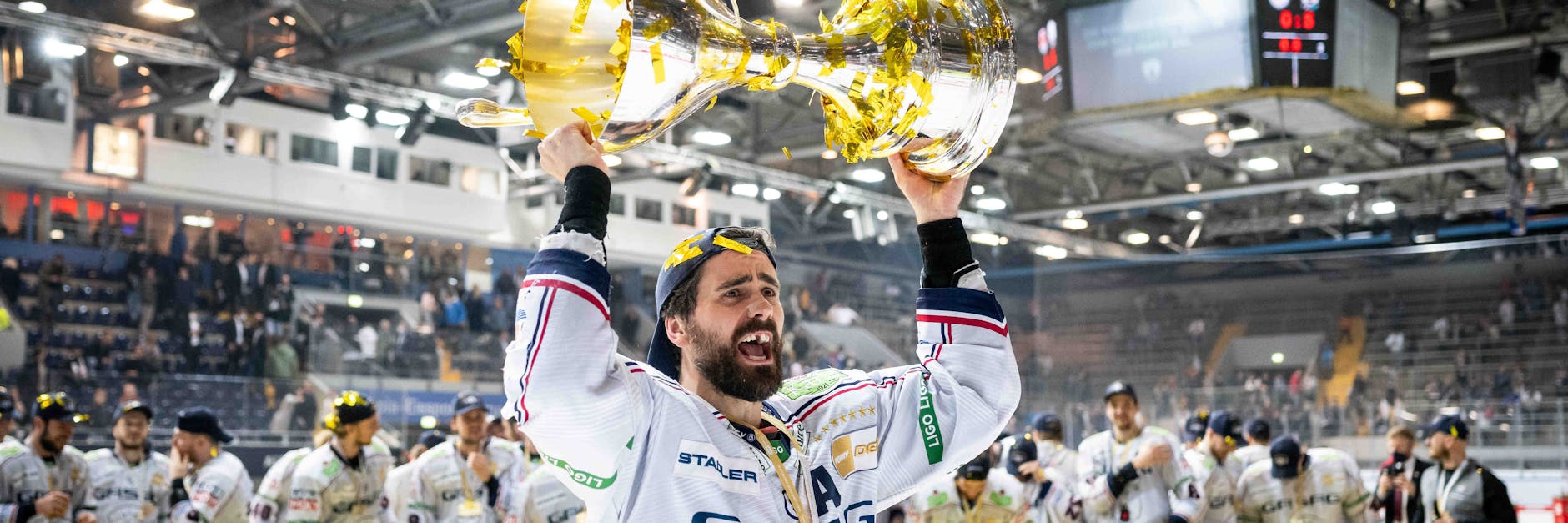 Pokal überm Kopf, Medaille um den Hals – Morgan Ellis feiert seine Traum-Saison.