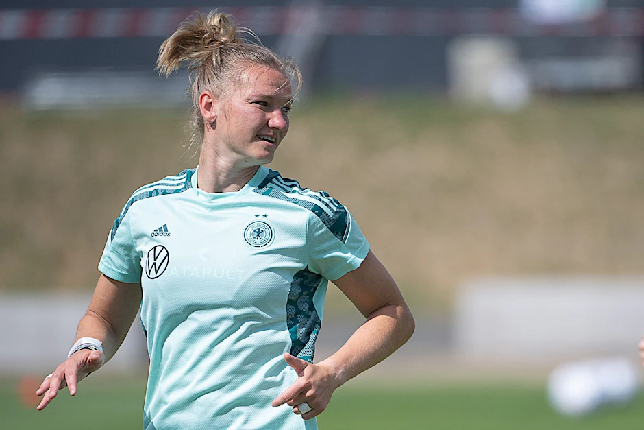 DFB-Kapitänin Alexandra Popp ist nach einem positiven Corona-Test von der Nationalmannschaft isoliert.