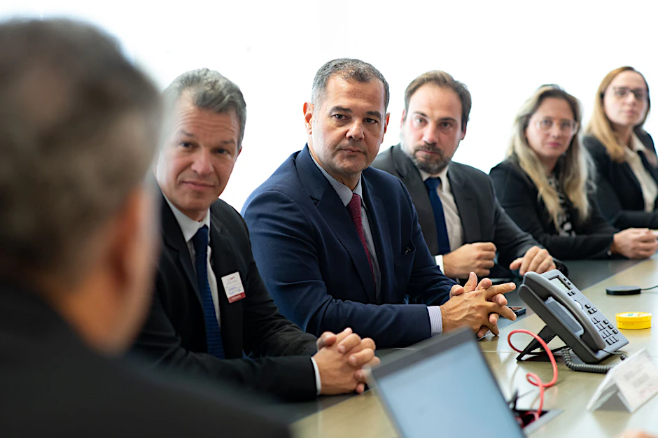 Jose de Lima Ramos Pereira (l.), der für Arbeitsrecht zuständige Generalstaatsanwalt, spricht zu Beginn der Anhörung zu möglicher Sklavenarbeit auf einer Amazonasfarm eines Tochterunternehmens von Volkswagen.