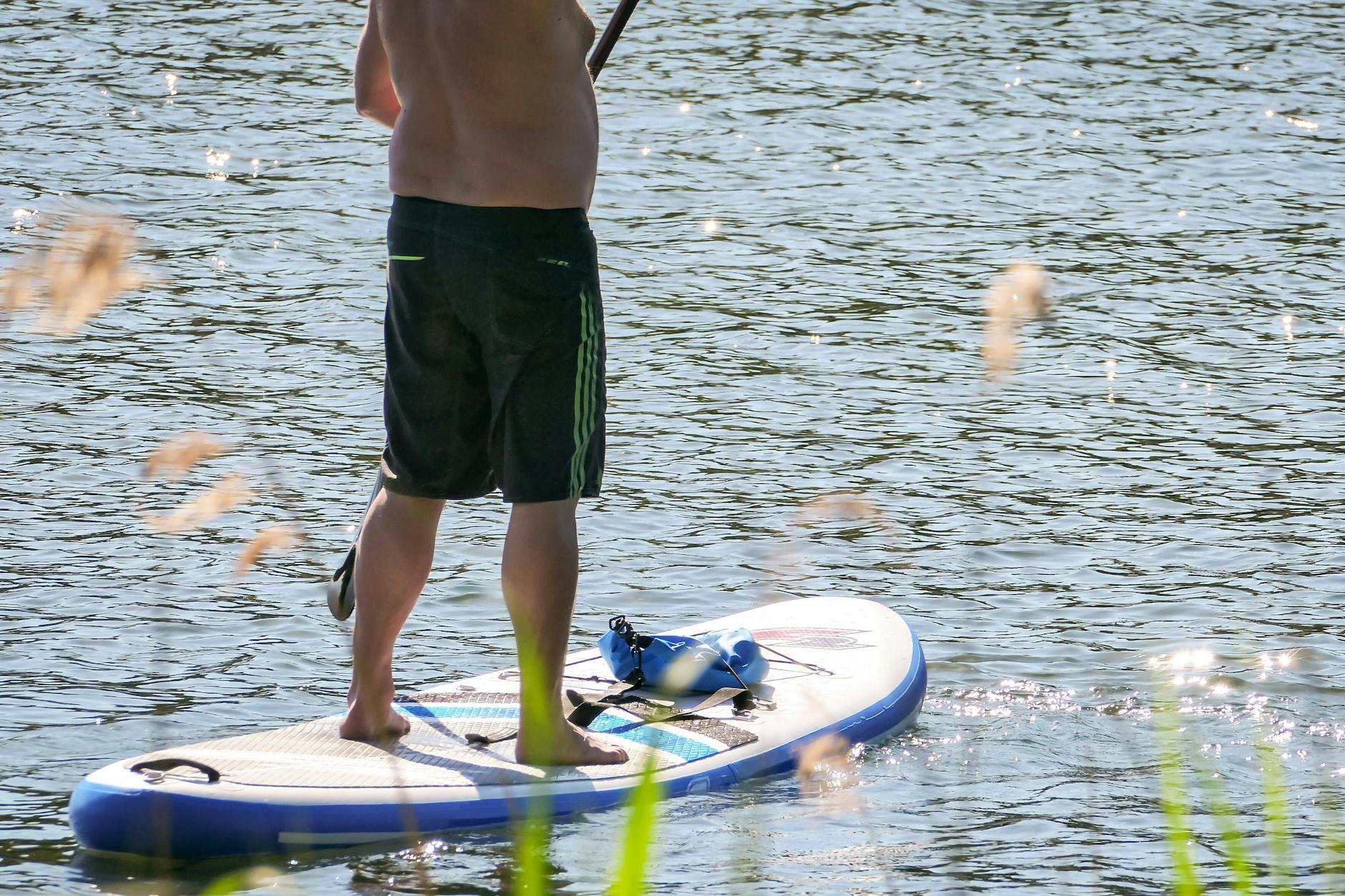Noch geht’s: Sobald der Paddler aber in den Schlachtensee fällt, geht das ganz große Geklebe los.