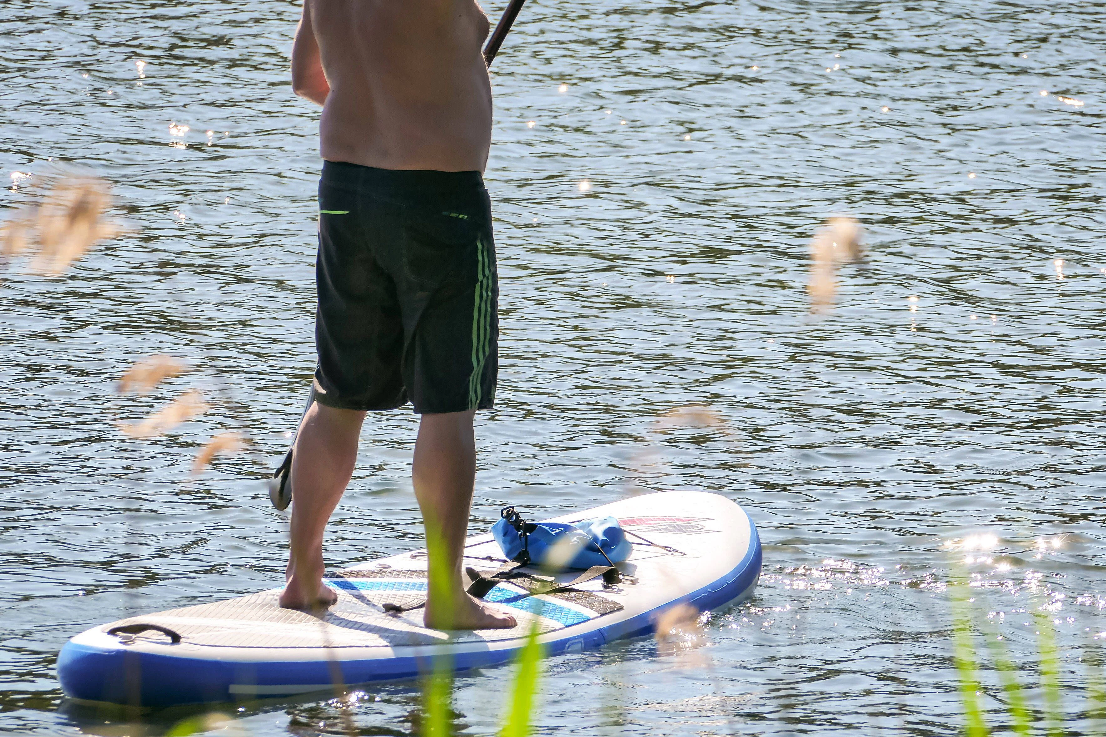 Noch geht’s: Sobald der Paddler aber in den Schlachtensee fällt, geht das ganz große Geklebe los.