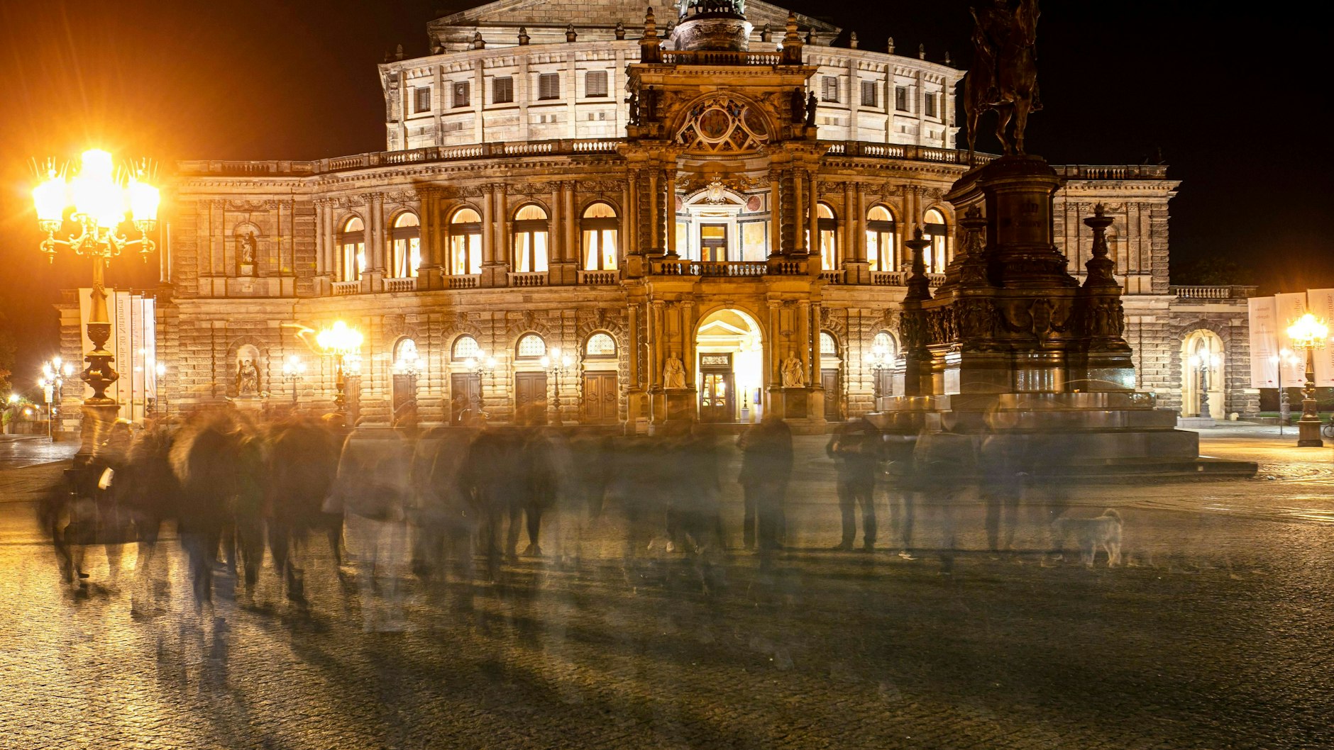 Menschen vor der Semperoper auf dem Theaterplatz: Was macht diese Stadt mit den Menschen?