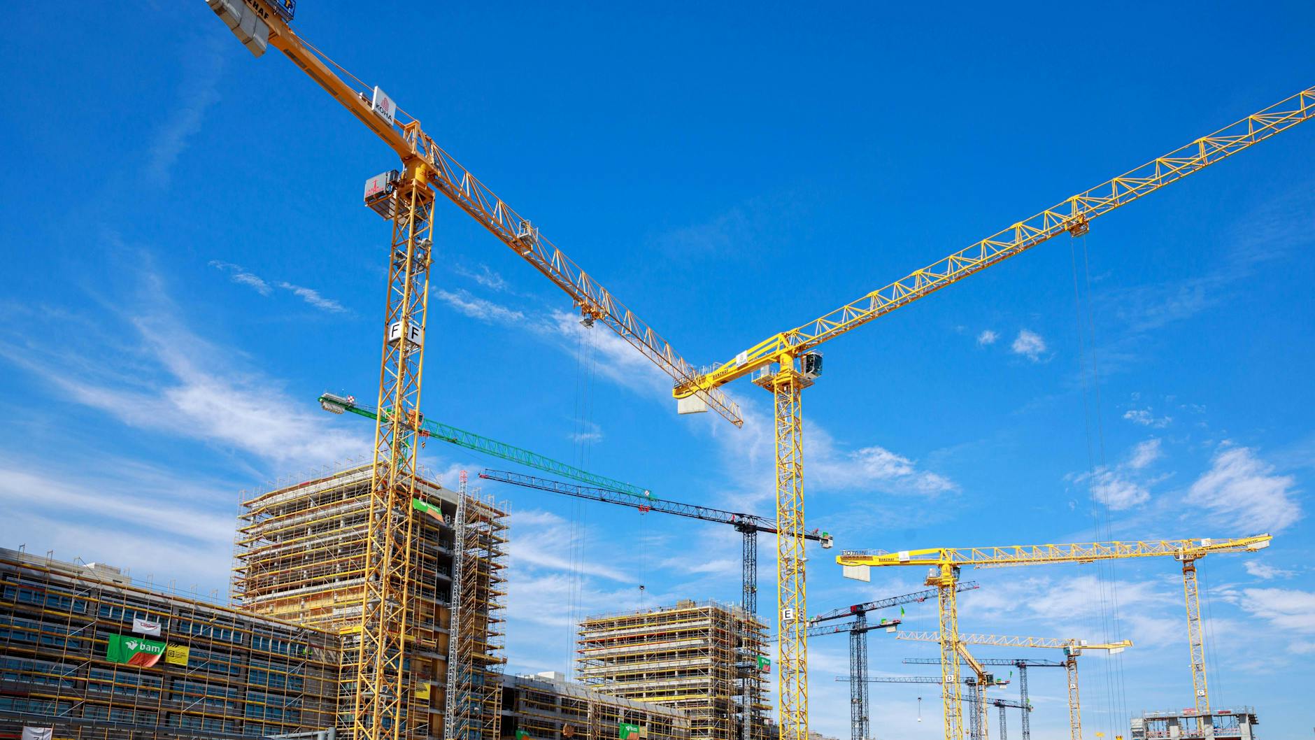 Kräne auf einer Baustelle: Baugenehmigungen sollen in Berlin künftig schneller erteilt werden.