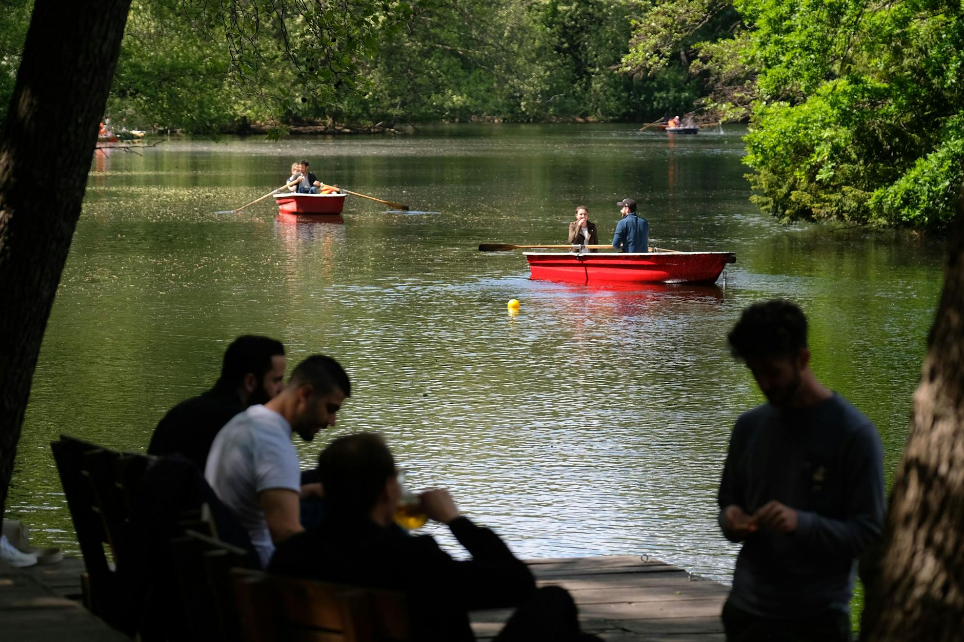 Erst Pizza essen, dann Boot fahren: Im Café am Neuen See im Tiergarten lässt’s sich aushalten.