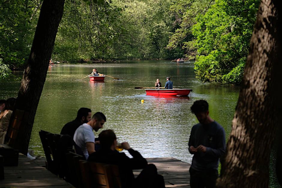 Erst Pizza essen, dann Boot fahren: Im Café am Neuen See im Tiergarten lässt’s sich aushalten.