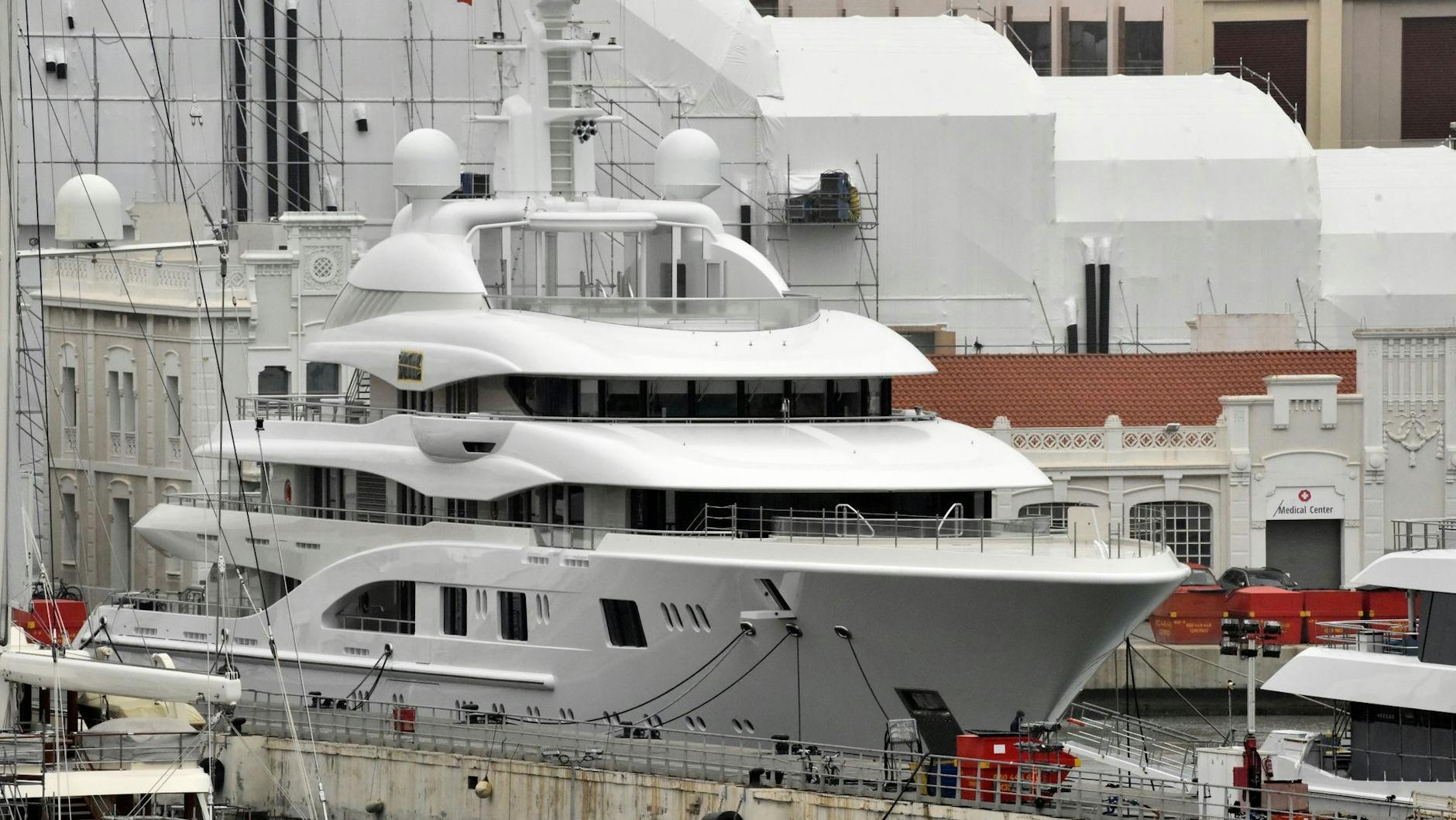 Die russische Megayacht „Valerie“ liegt im Hafen von Barcelona: Spanien hat die Luxus-Yacht festgesetzt.