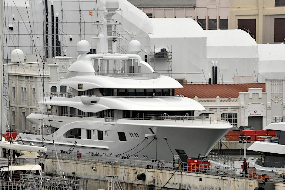 Die russische Megayacht „Valerie“ liegt im Hafen von Barcelona: Spanien hat die Luxus-Yacht festgesetzt.