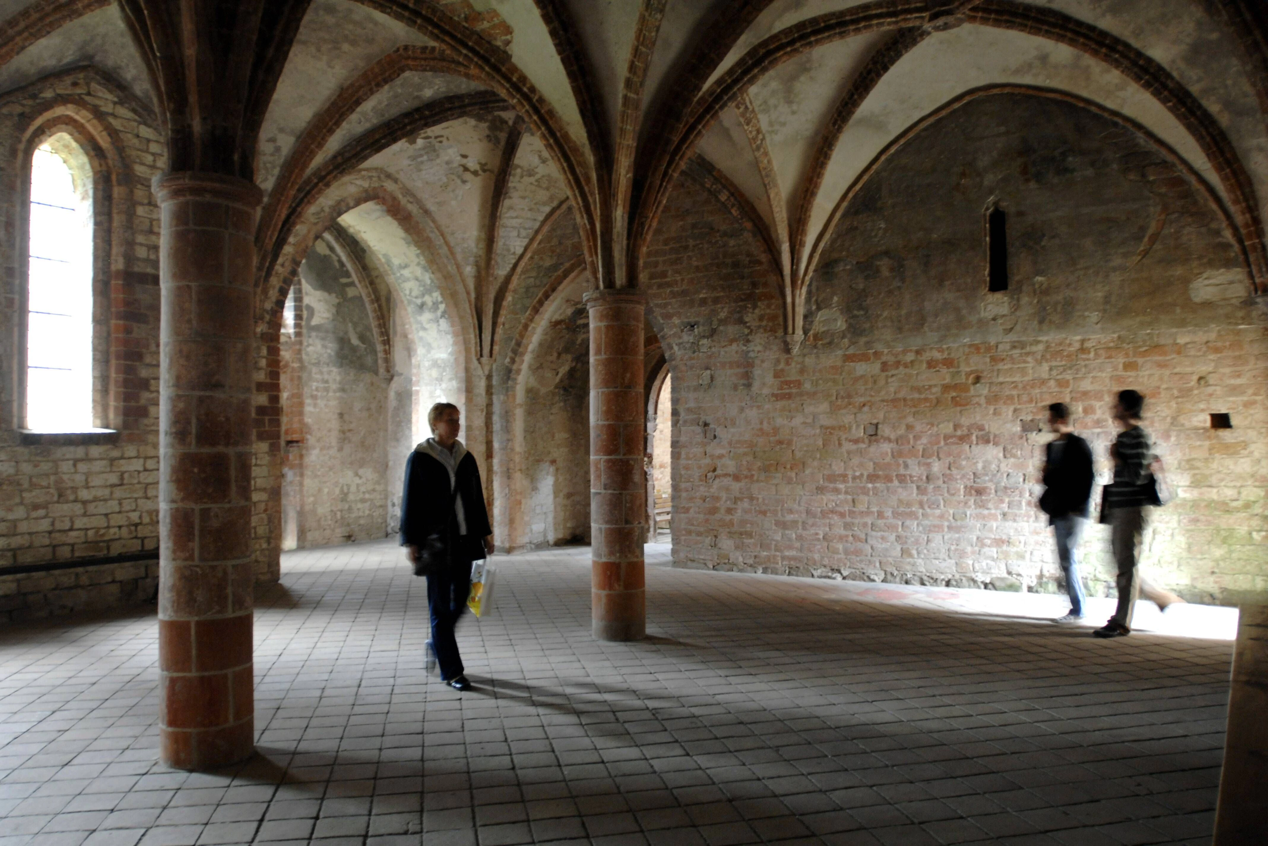 Besucher im Kloster Chorin.