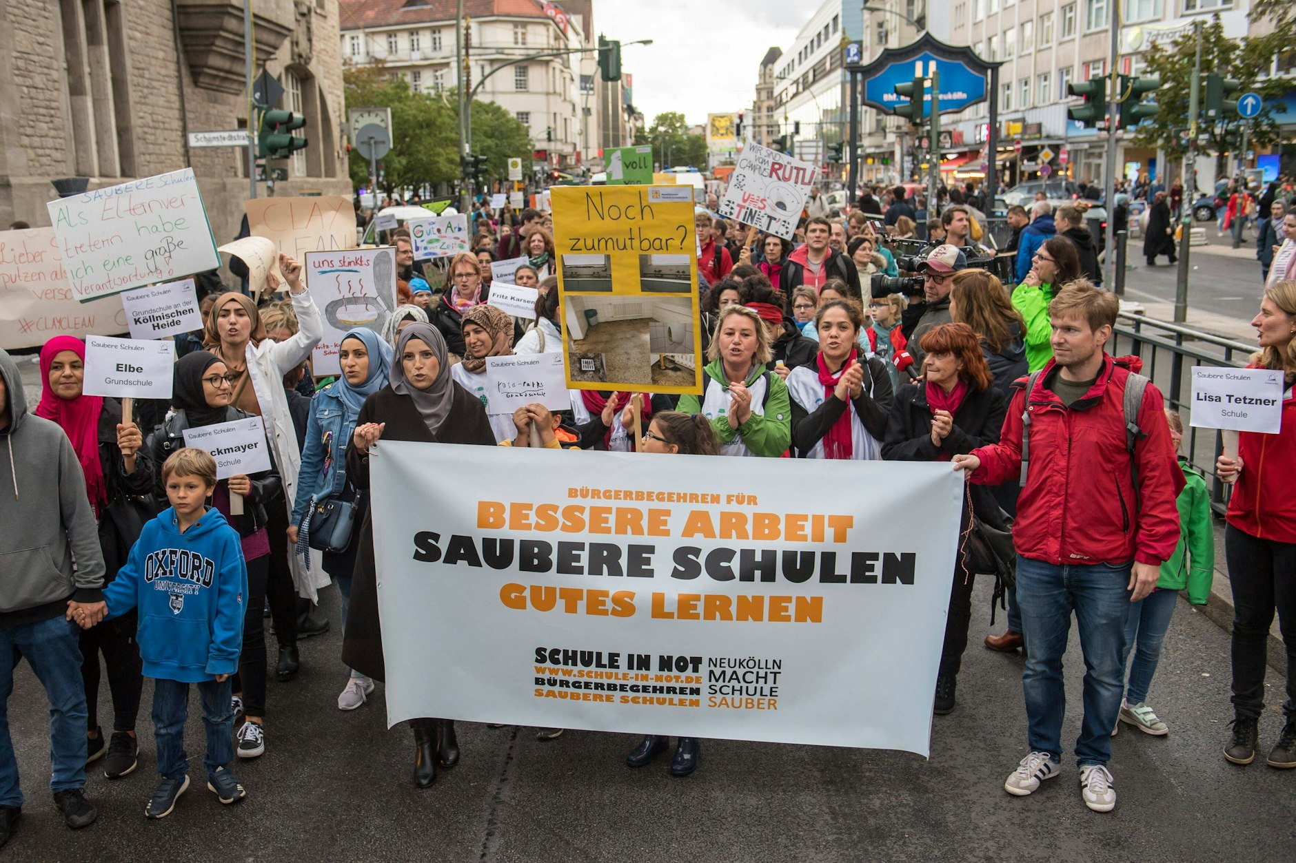 2019 zog eine Demo des Bündnisses Schule in Not durch Neukölln und forderte saubere Schulen.
