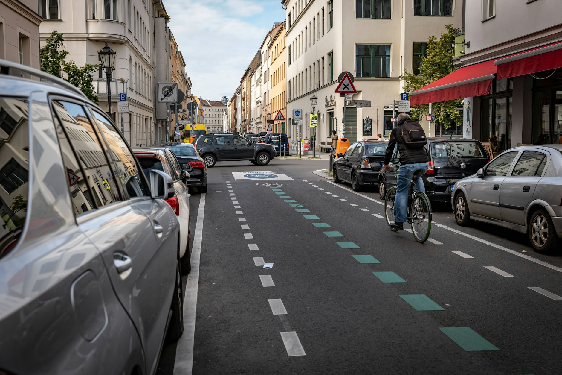 August-, Ecke Tucholskystraße: Die SPD will das gesamte Scheunenviertel zur Parkverbotszone erklären.