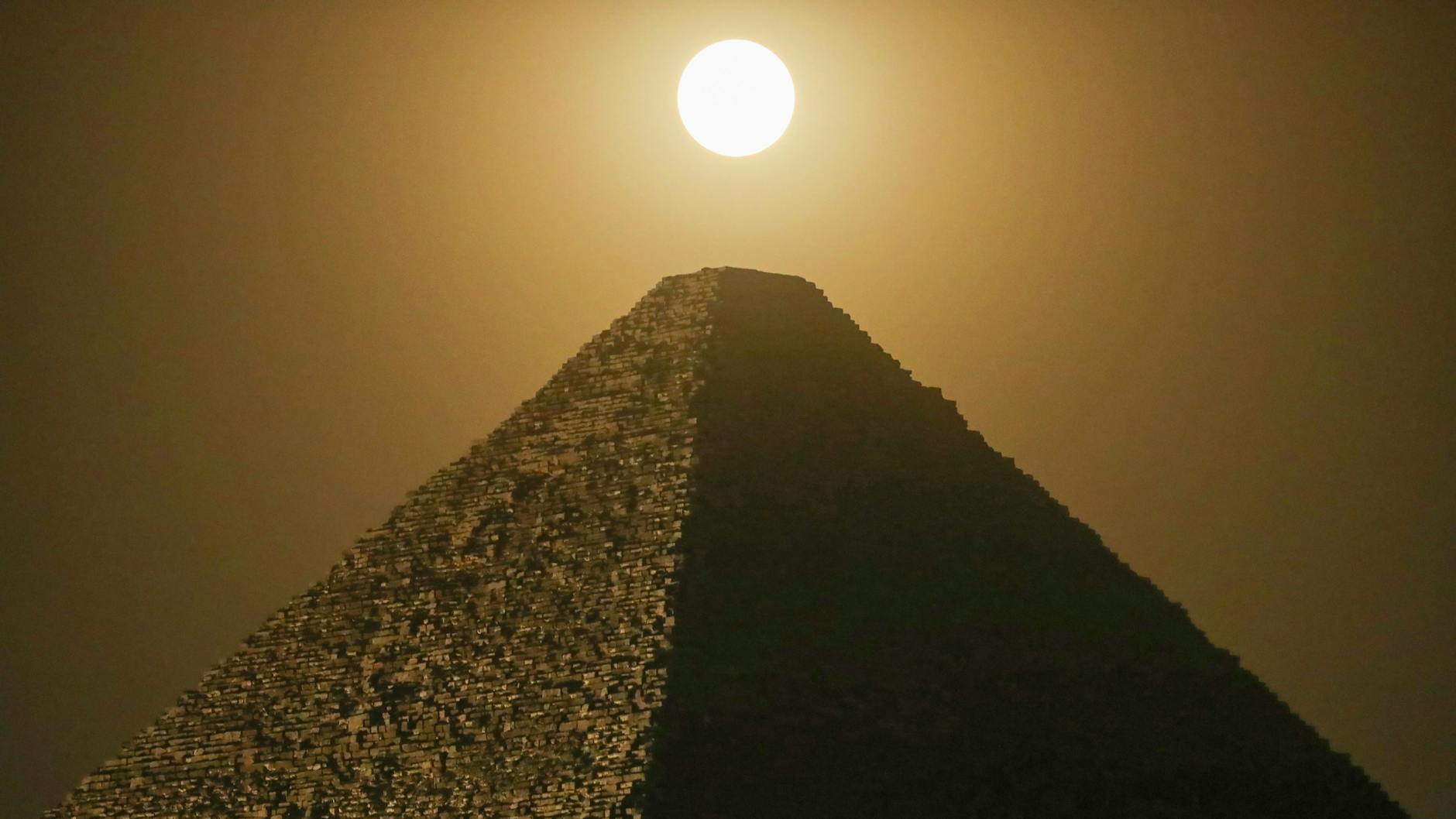 Ägypten: Der Vollmond leuchtet über eine der Pyramiden von Gizeh.