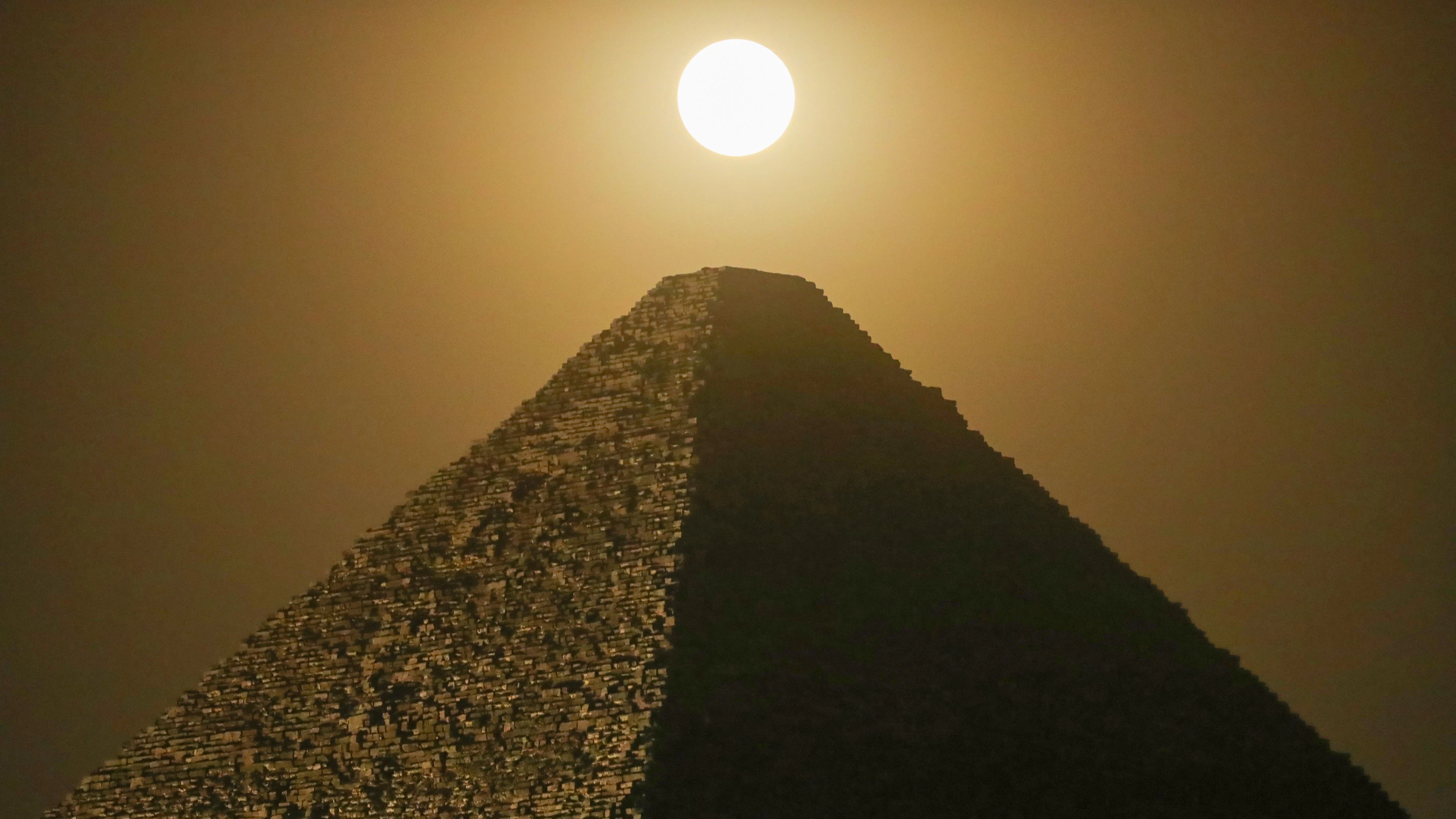 Ägypten: Der Vollmond leuchtet über eine der Pyramiden von Gizeh.
