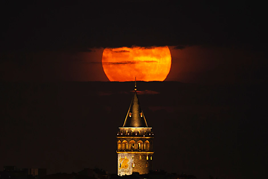 Istanbul: Der&nbsp;Vollmond geht hinter dem Galata-Turm auf.