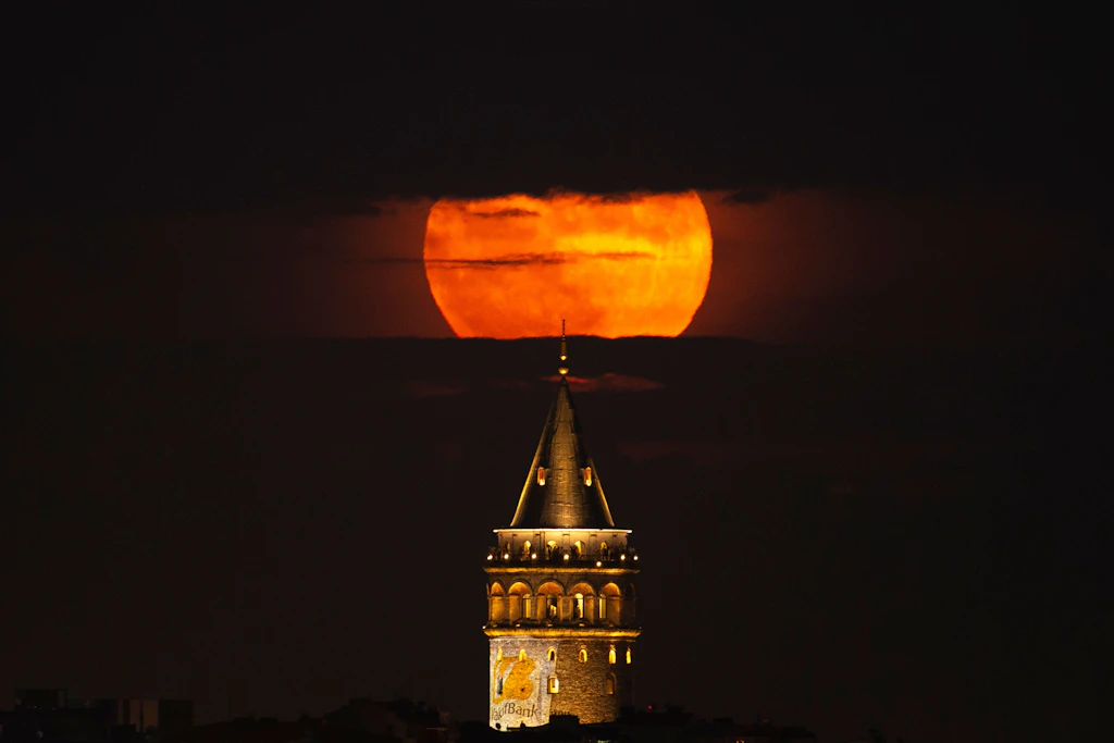 Die besten Fotos: So strahlte der Erdbeermond auf die Erde