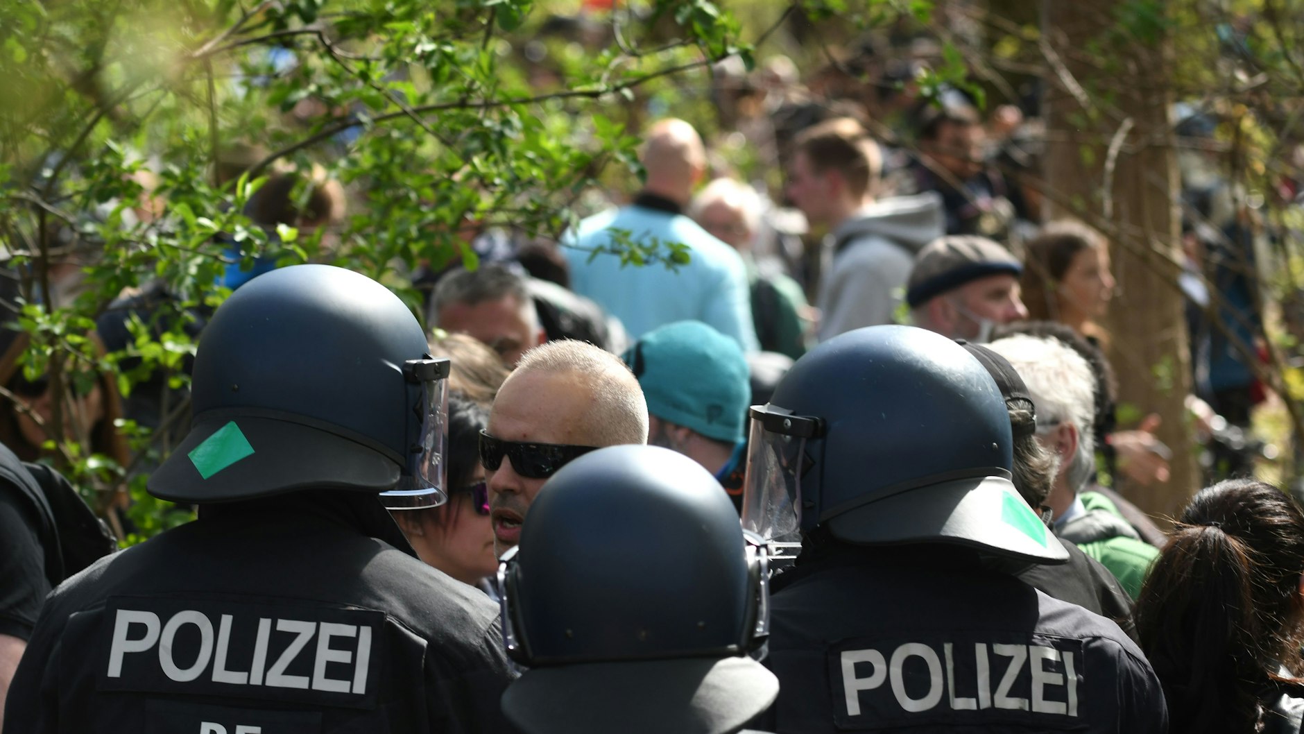 Bei Demonstrationen von Gegnern der Corona-Politik wurden mehrere Polizisten verletzt.