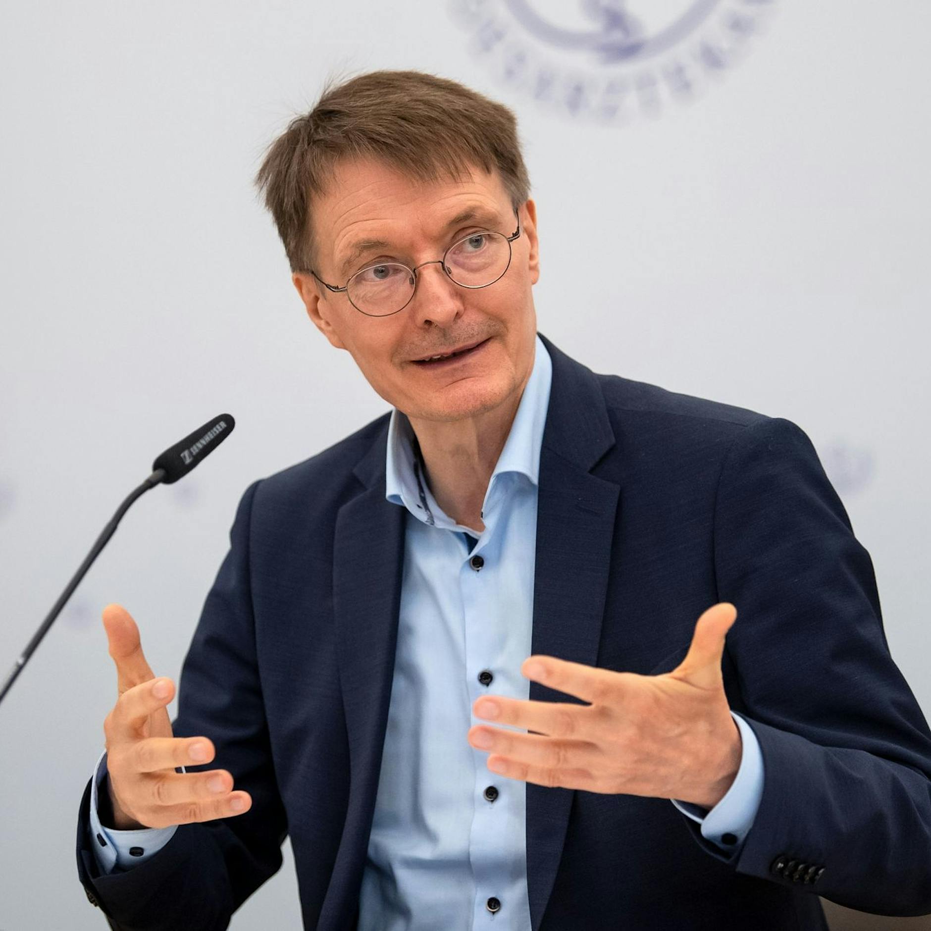 Lauterbach schlägt wieder Alarm: Die Sommer-Corona-Welle ist da!