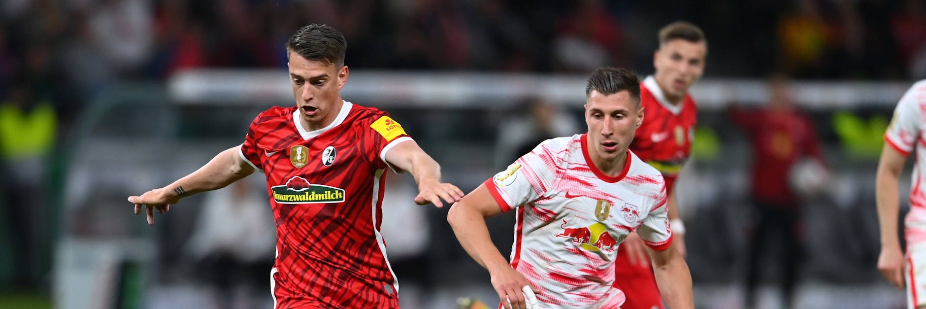 Janik Haberer (l.), hier im Duell mit Leipzigs Willi Orban, ist mit seinen 28 Lenzen schon der älteste Zugang beim 1. FC Union.