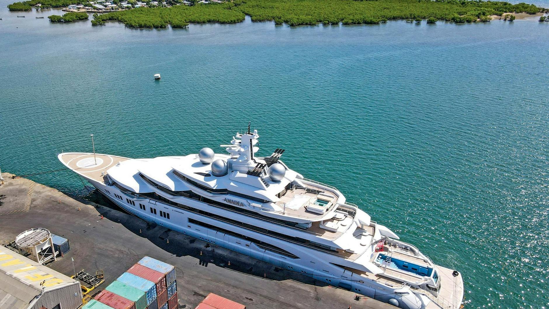 Die Superyacht „Amadea“, die dem Gold-Milliardär Suleiman Kerimow zugeordnet wird, auf Fidschi.