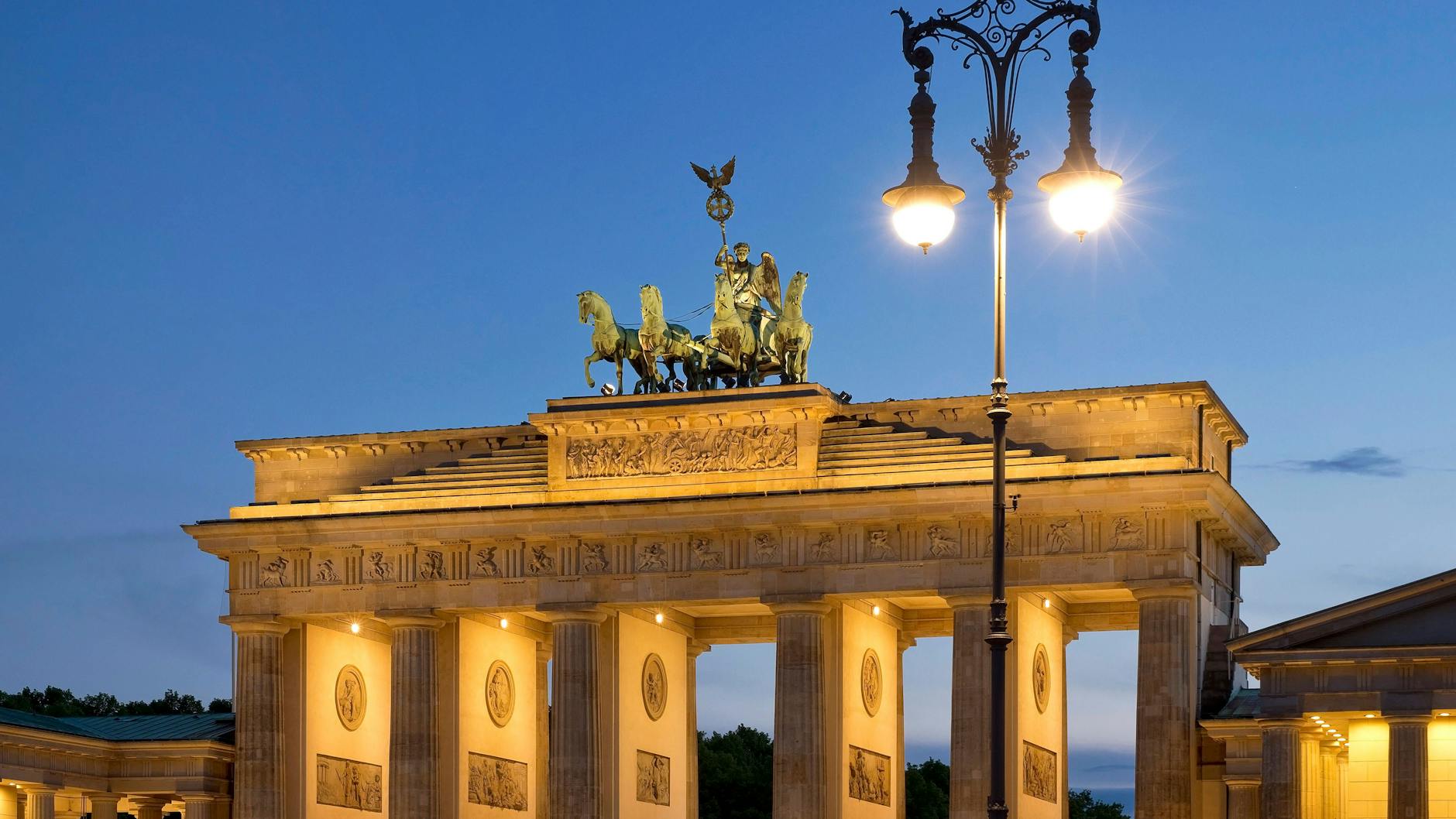 Eine Gaslaterne vor dem Brandenburger Tor.