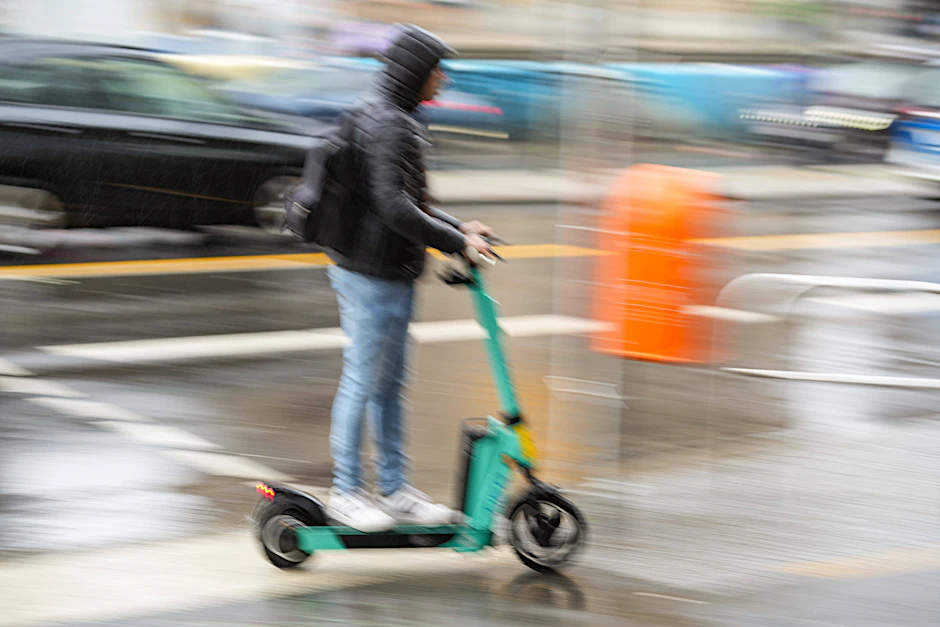 Ein E-Scooter-Fahrer ist in Charlottenburg bei einem Umfall verunglückt (Symbolbild).