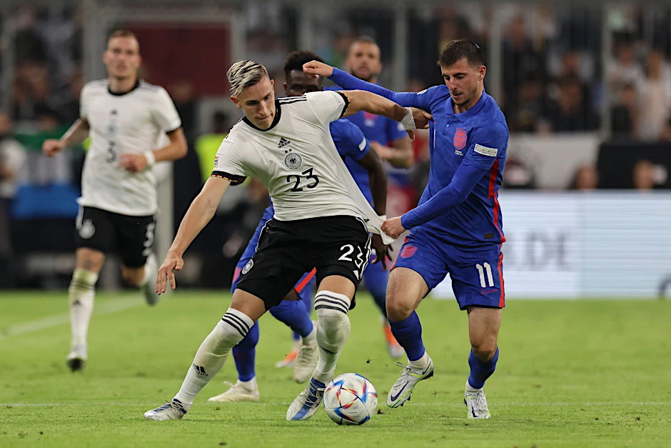 Deutschlands Nico Schlotterbeck und Englands Mason Mount (r) kämpfen um den Ball.  