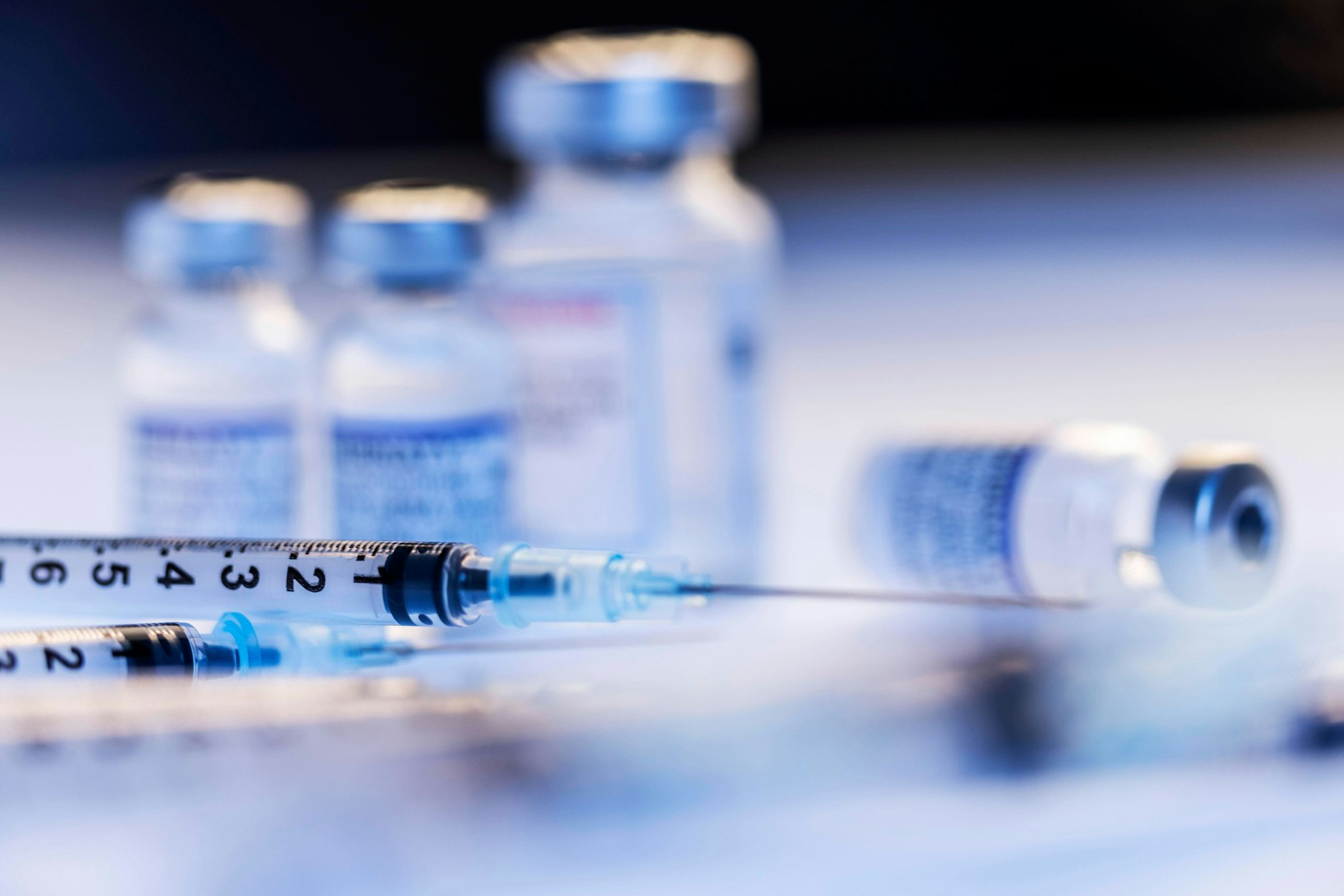 Angepasste Impfstoffe, unter anderem von Moderna, sollen besseren Schutz vor Omikron bieten. Tun sie das?