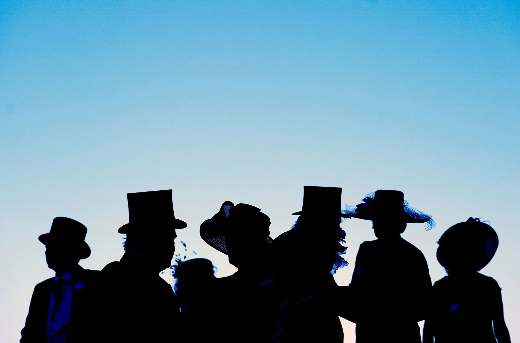 dpatopbilder - Die Silhouetten von Besuchern der Rennen am ersten Tag des berühmten britischen Pferderennens Royal Ascot.  