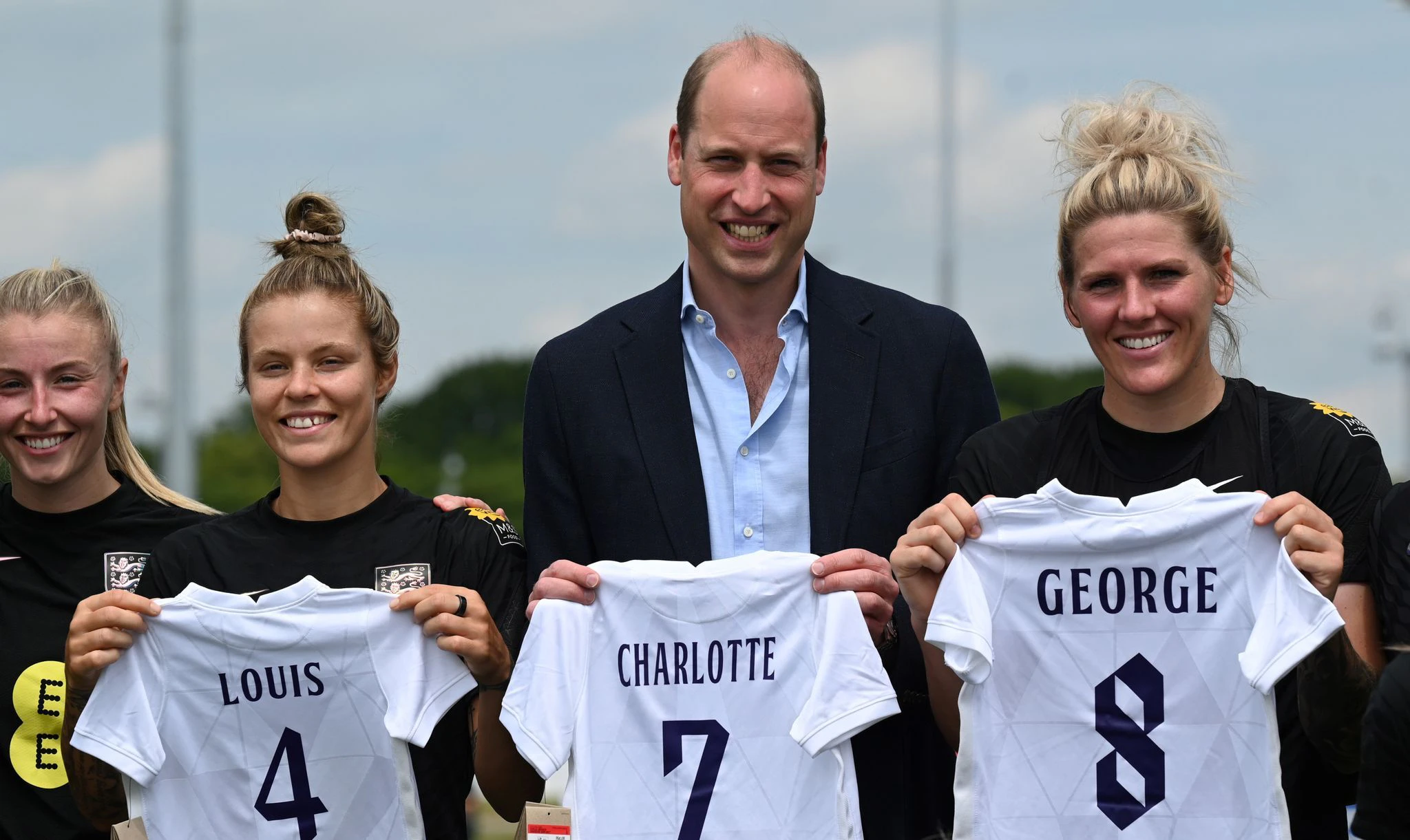Präsent: Prinz William bekommt bei einem Besuch bei der englischen Frauen-Fußballnationalmanschaft Trikots für seine Kinder überreicht - George, Charlotte und Louis.  