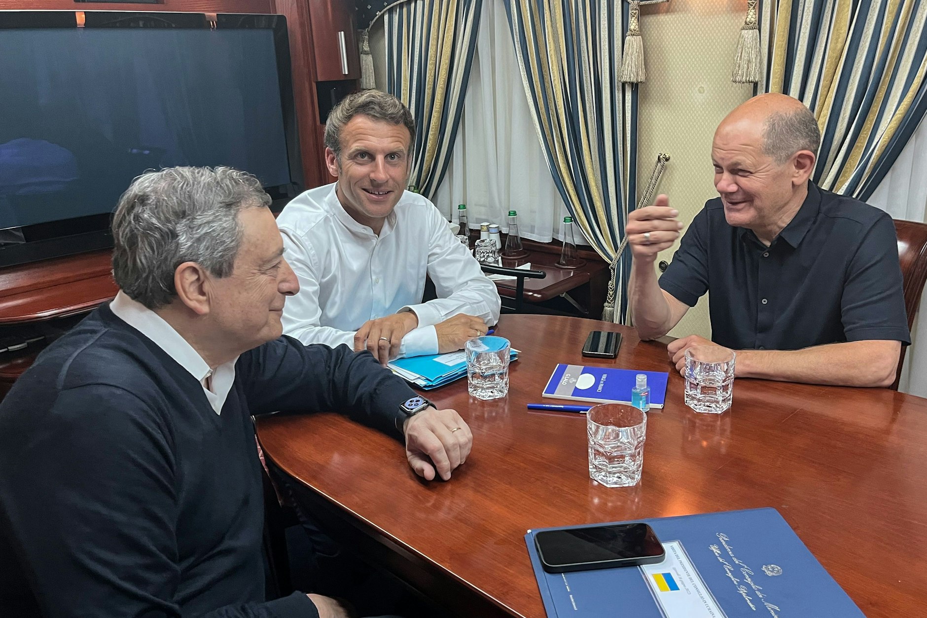 Italiens Ministerpräsident Mario Draghi (l.), Frankreichs Präsident Emmanuel Macron und Bundeskanzler Olaf Scholz (SPD, r.) sitzen in einem Zug auf der Reise nach Kiew.