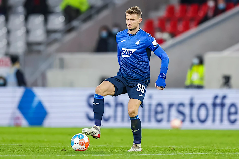 ARCHIV - Hoffenheims Stefan Posch kam in der abgelaufenen Bundesliga-Saison zu 28 Einsätzen für die TSG.   - WICHTIGER HINWEIS: Gemäß den Vorgaben der DFL Deutsche Fußball Liga bzw. des DFB Deutscher Fußball-Bund ist es untersagt, in dem Stadion und/oder vom Spiel angefertigte Fotoaufnahmen in Form von Sequenzbildern und/oder videoähnlichen Fotostrecken zu verwerten bzw. verwerten zu lassen.
