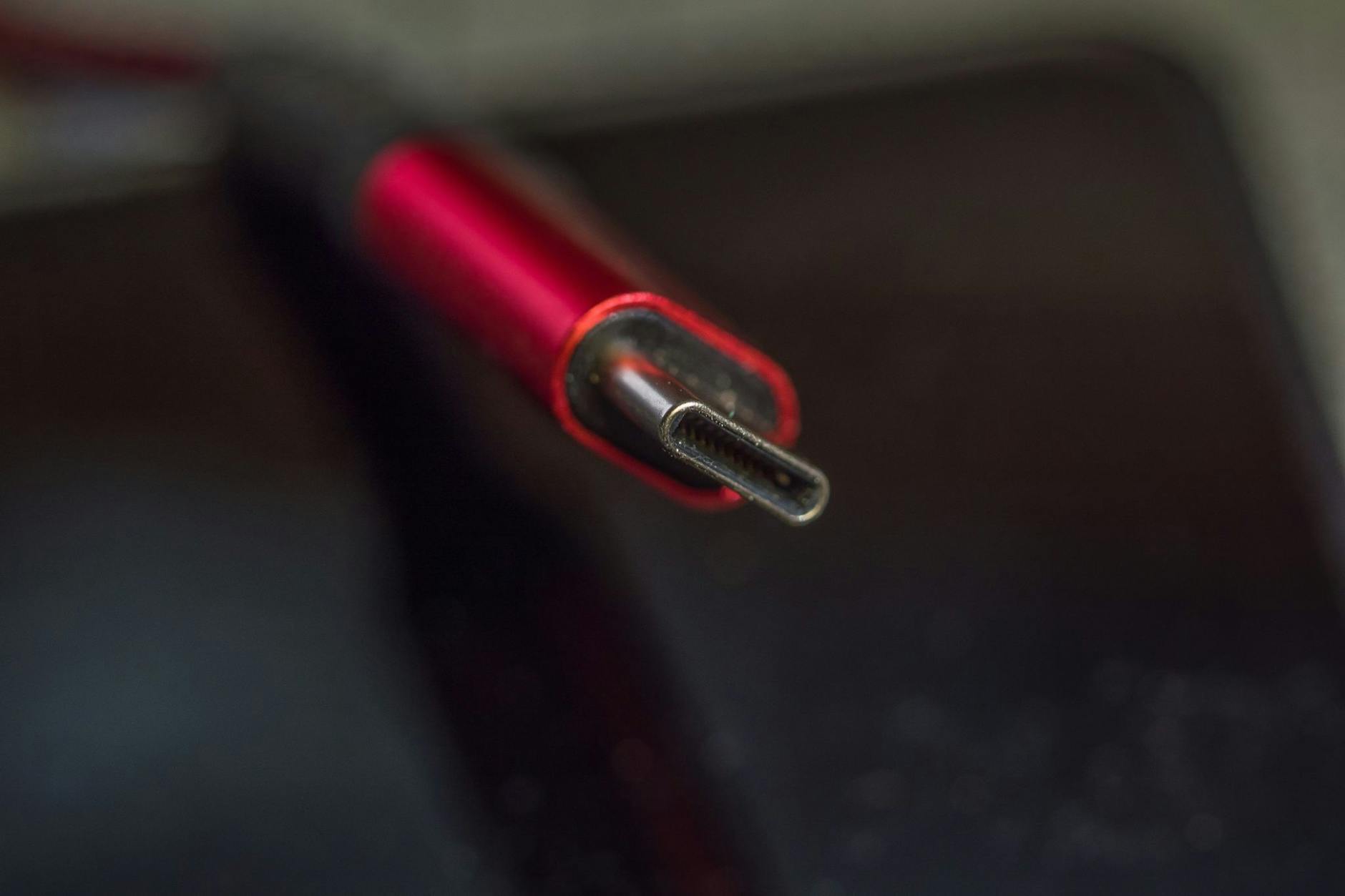 Ein Kabel mit USB-C-Anschluss. Handys und zahlreiche andere Elektrogeräte müssen in der EU ab Mitte 2024 eine einheitliche Ladebuchse nach dem USB-C-Standard haben. dpa